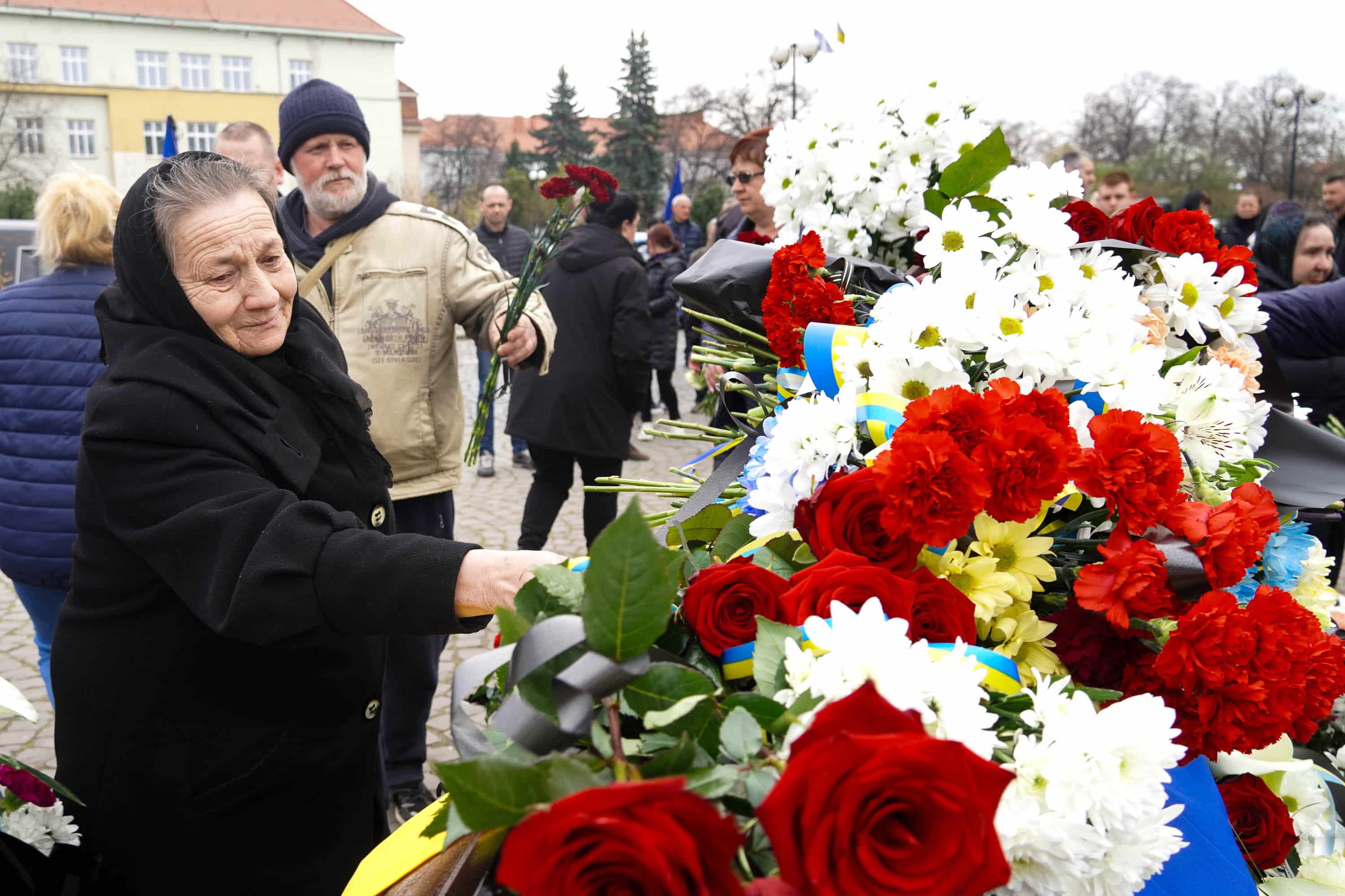 В Ужгороді сьогодні попрощалися із 43-річним солдатом Олександром Луцьом