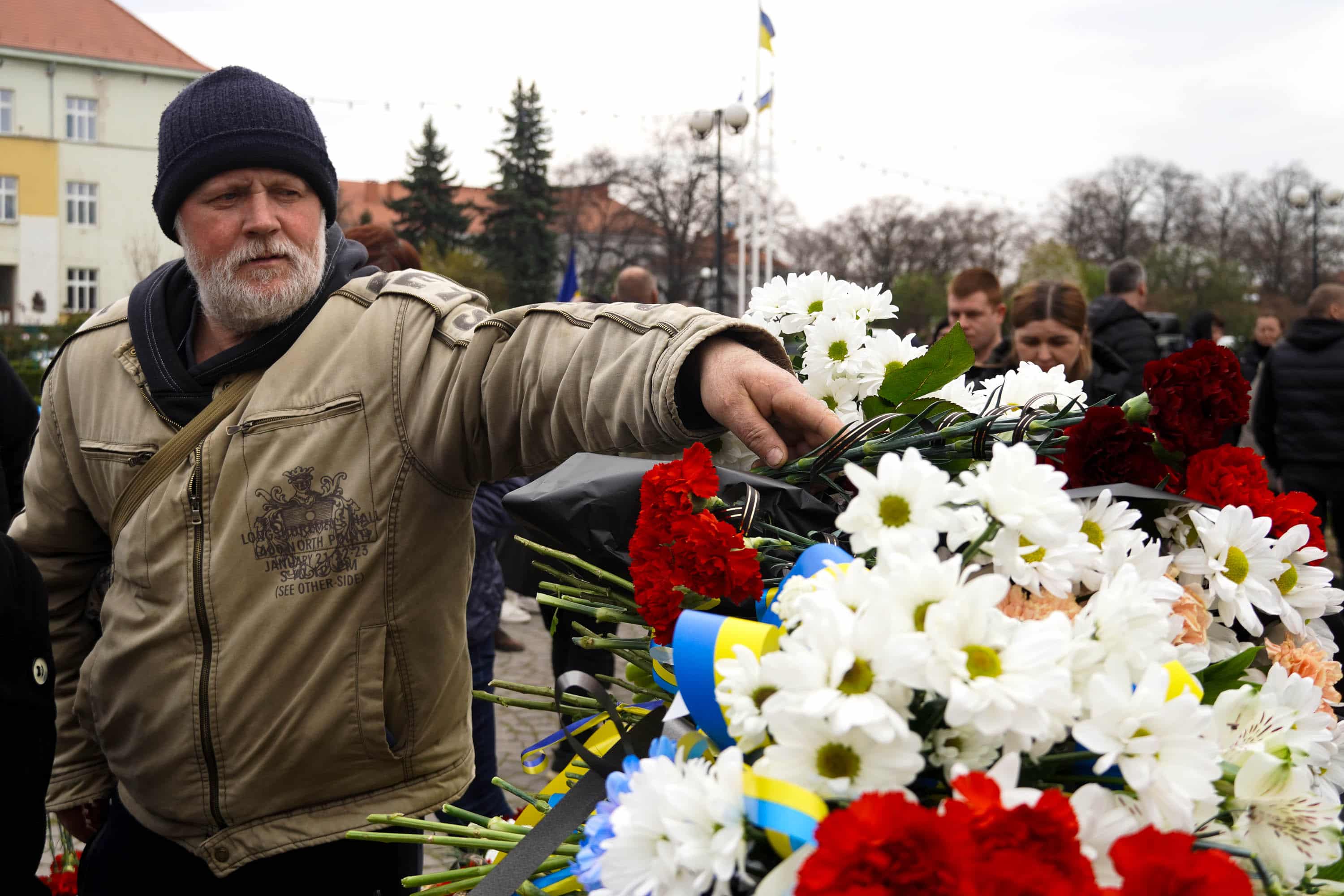 В Ужгороді сьогодні попрощалися із 43-річним солдатом Олександром Луцьом