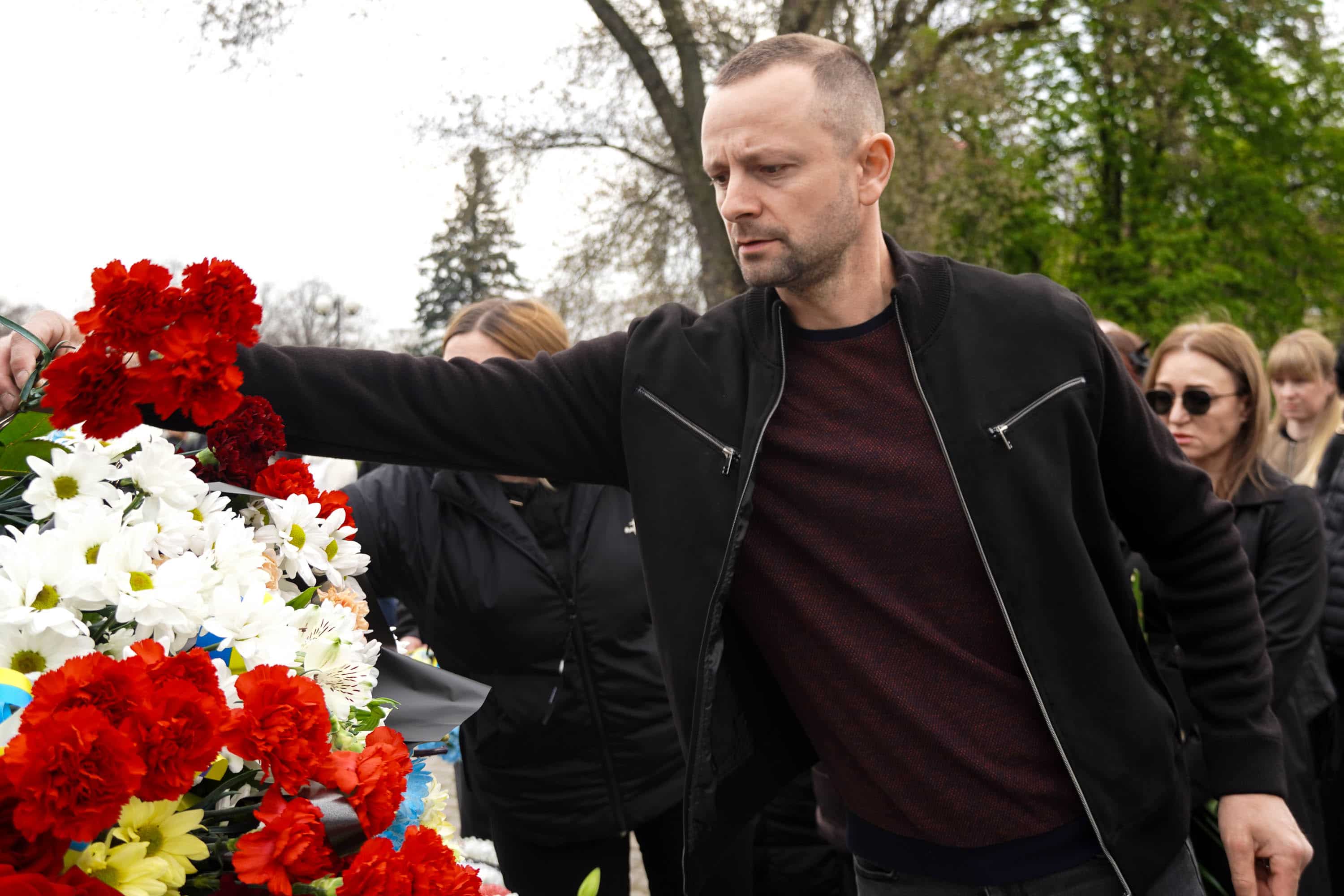 В Ужгороді сьогодні попрощалися із 43-річним солдатом Олександром Луцьом