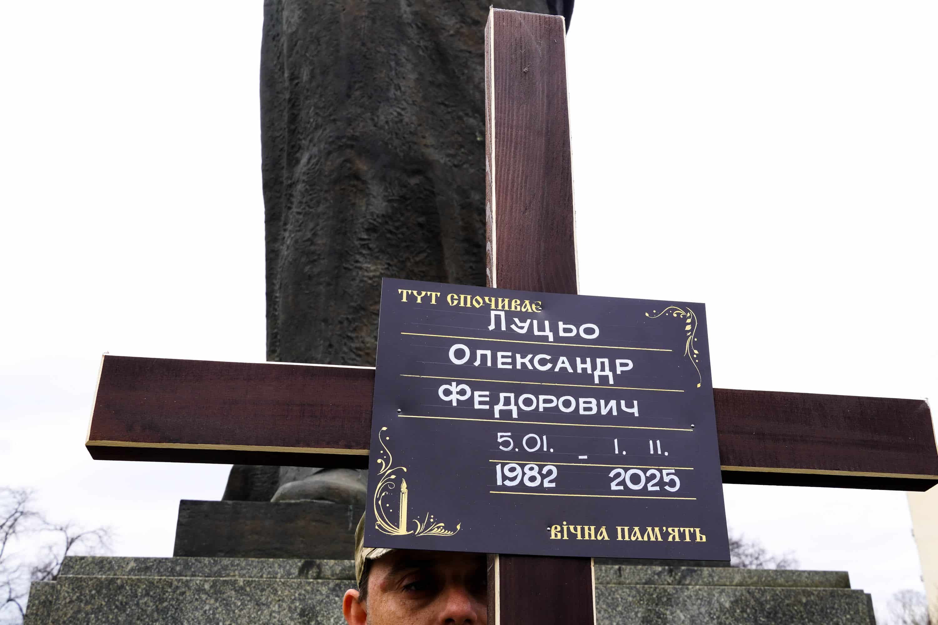 В Ужгороді сьогодні попрощалися із 43-річним солдатом Олександром Луцьом