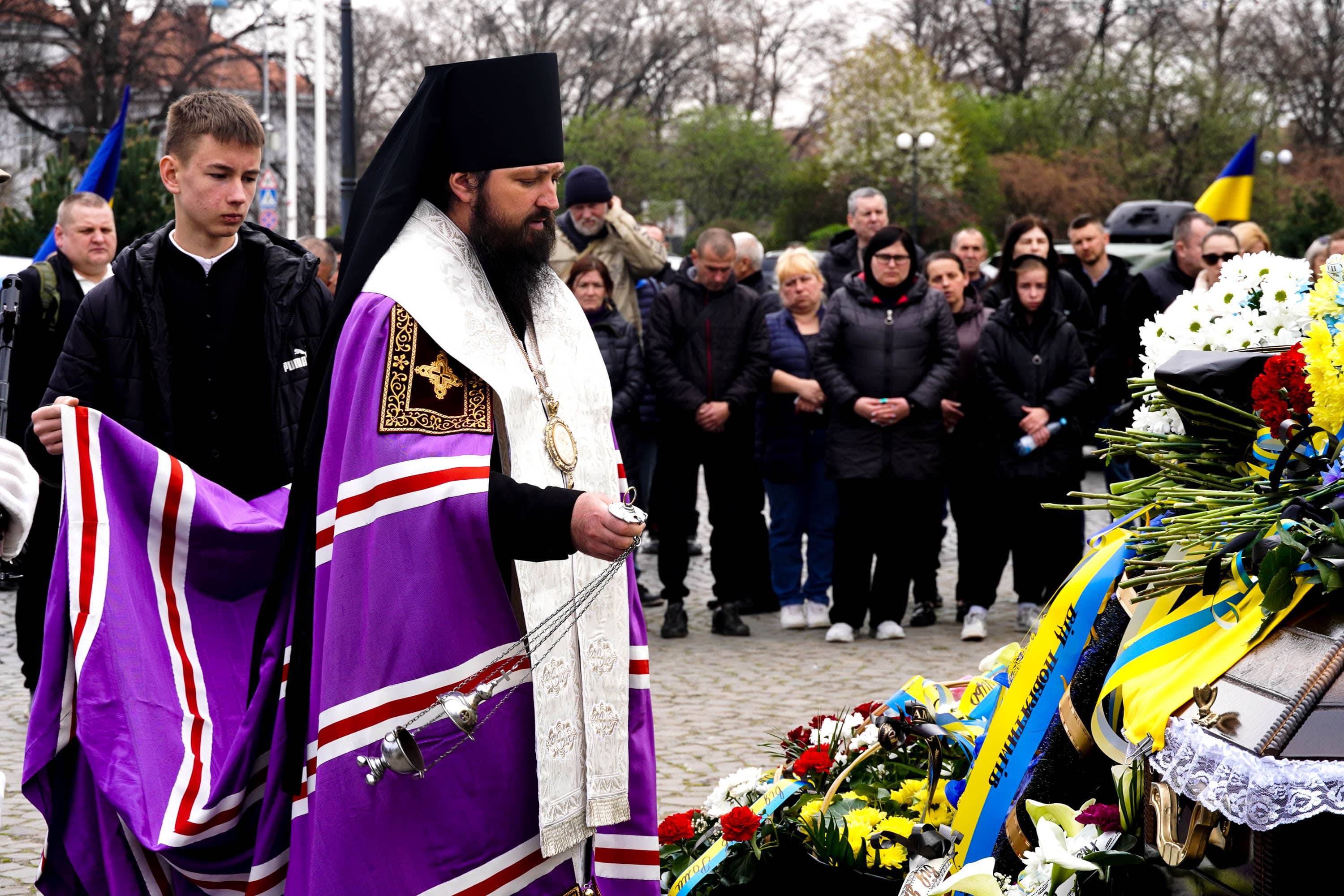 В Ужгороді сьогодні попрощалися із 43-річним солдатом Олександром Луцьом