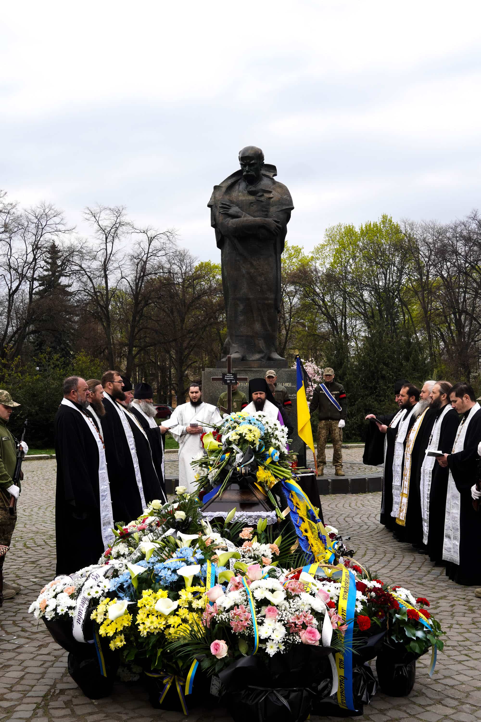 В Ужгороді сьогодні попрощалися із 43-річним солдатом Олександром Луцьом