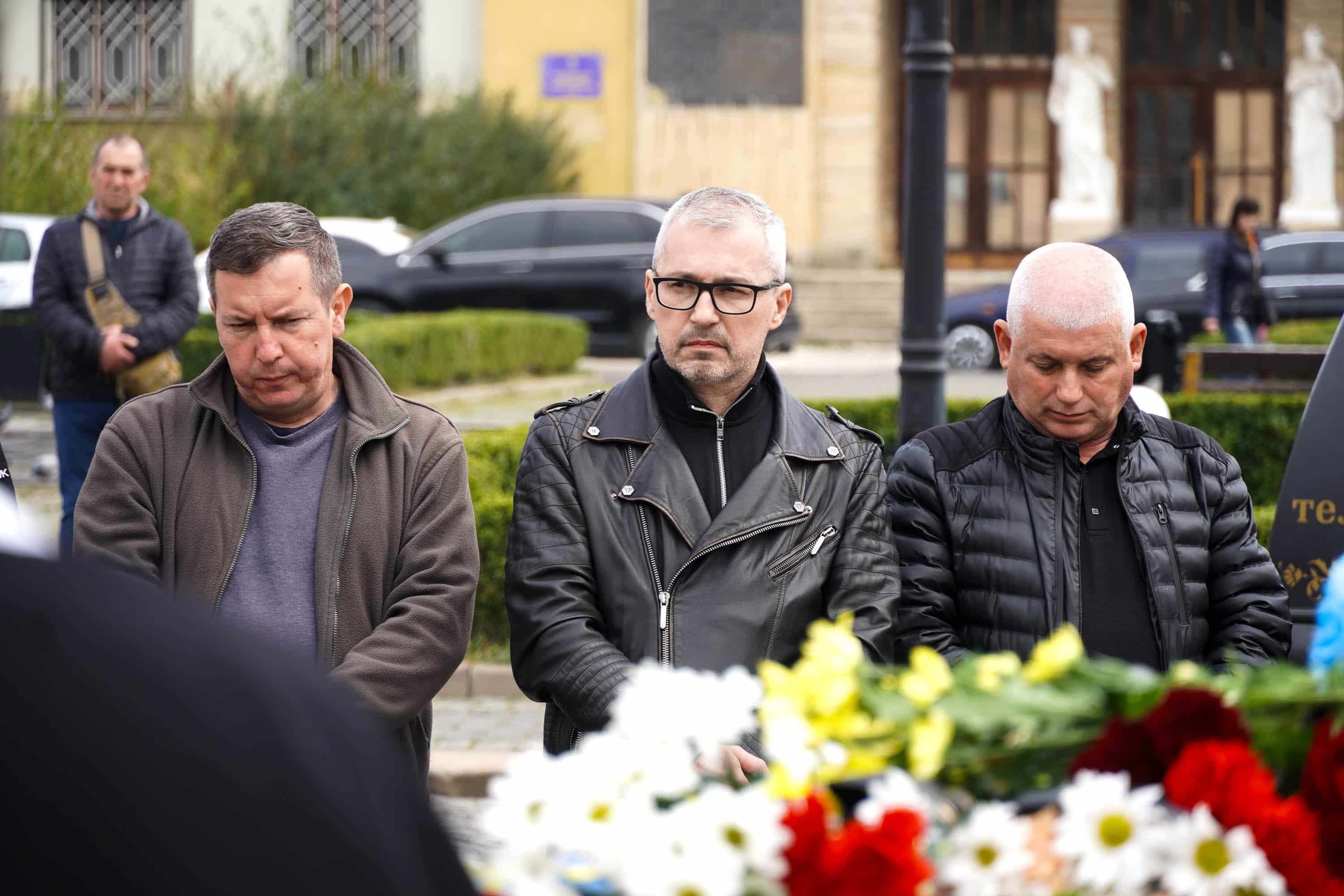 В Ужгороді сьогодні попрощалися із 43-річним солдатом Олександром Луцьом