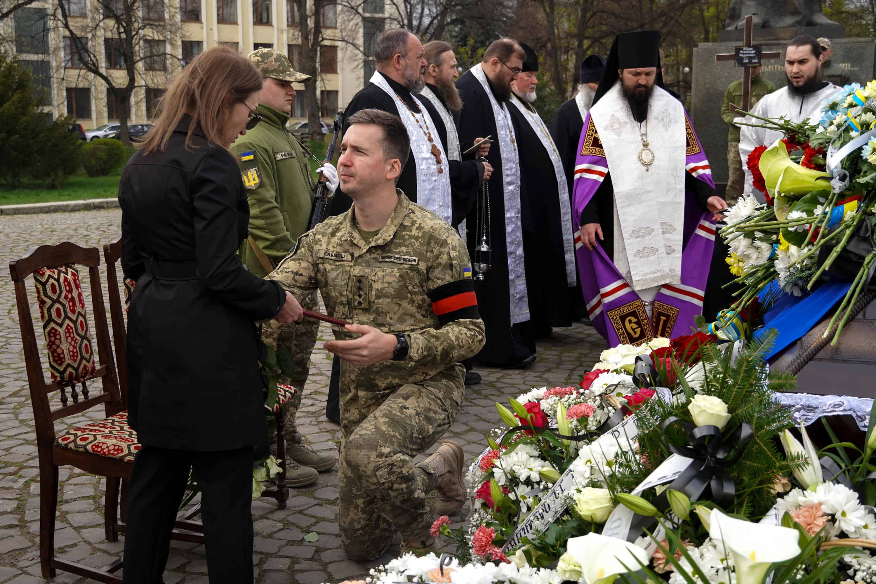 В Ужгороді сьогодні попрощалися із 43-річним солдатом Олександром Луцьом