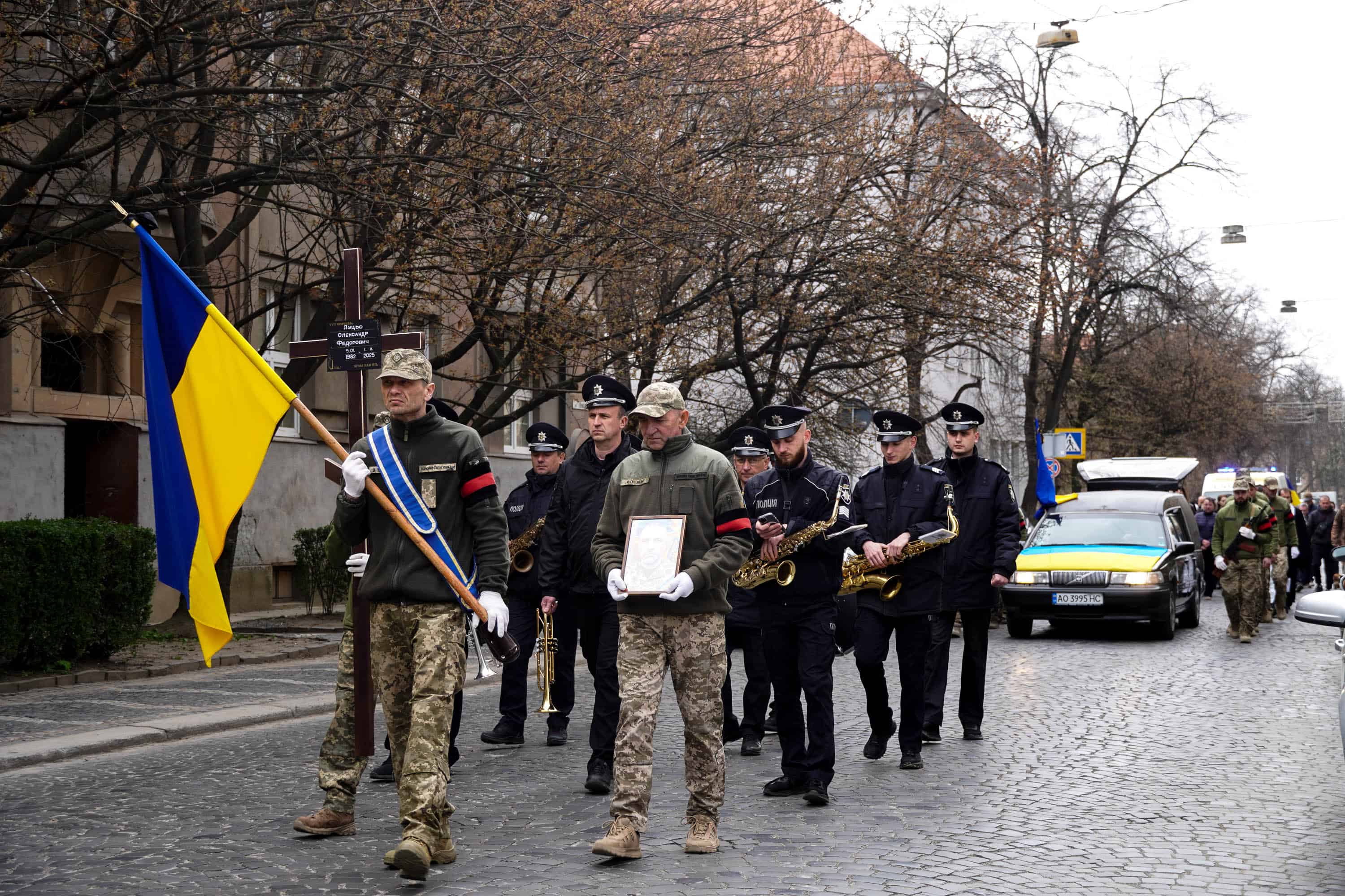 В Ужгороді сьогодні попрощалися із 43-річним солдатом Олександром Луцьом