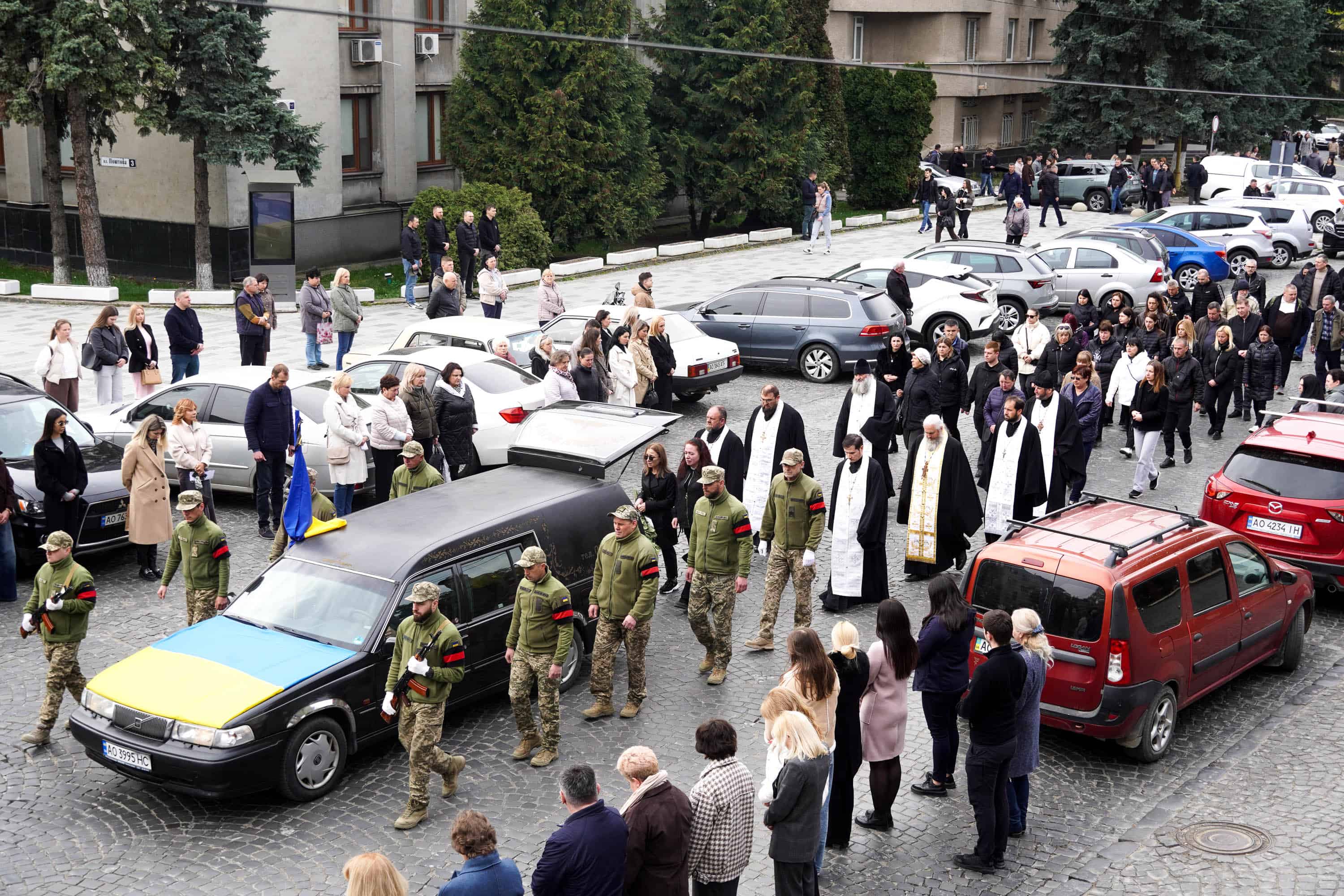 В Ужгороді сьогодні попрощалися із 43-річним солдатом Олександром Луцьом