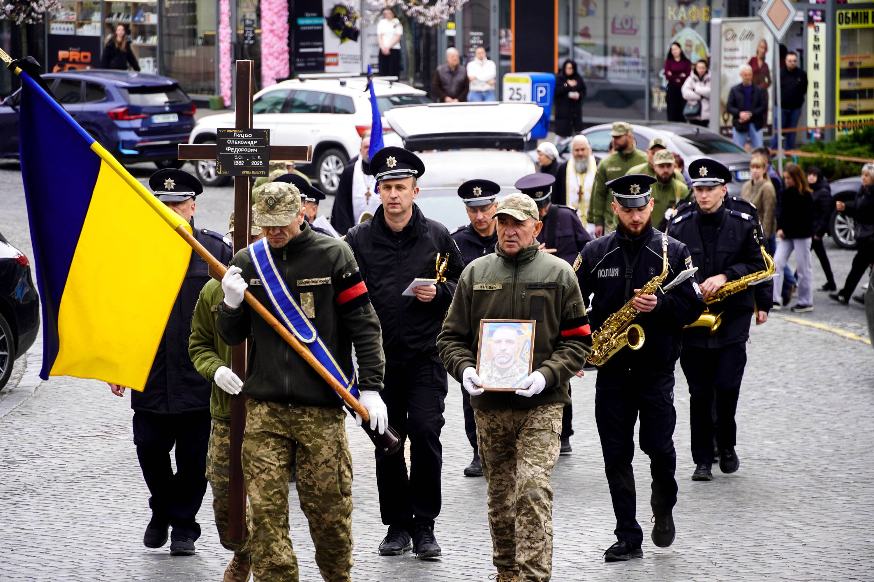 В Ужгороді сьогодні попрощалися із 43-річним солдатом Олександром Луцьом