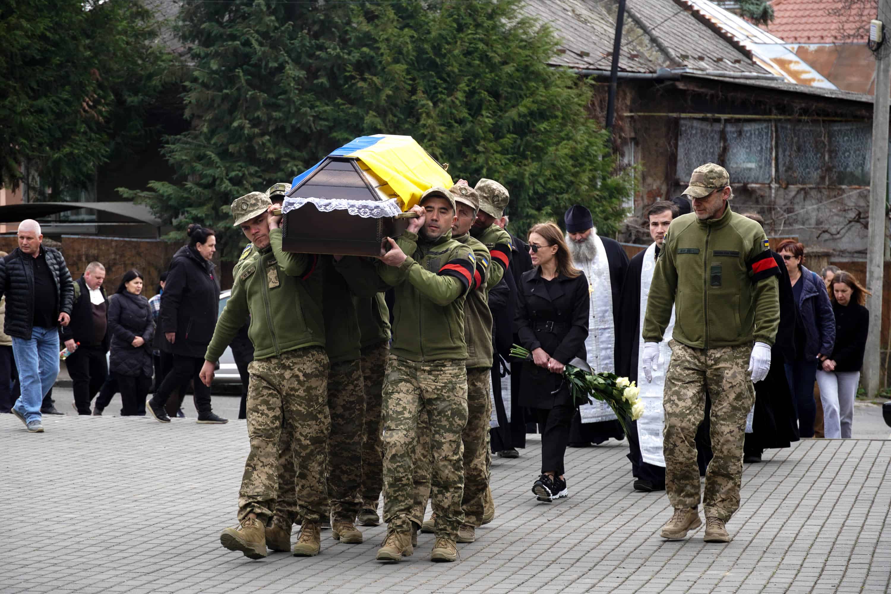 В Ужгороді сьогодні попрощалися із 43-річним солдатом Олександром Луцьом