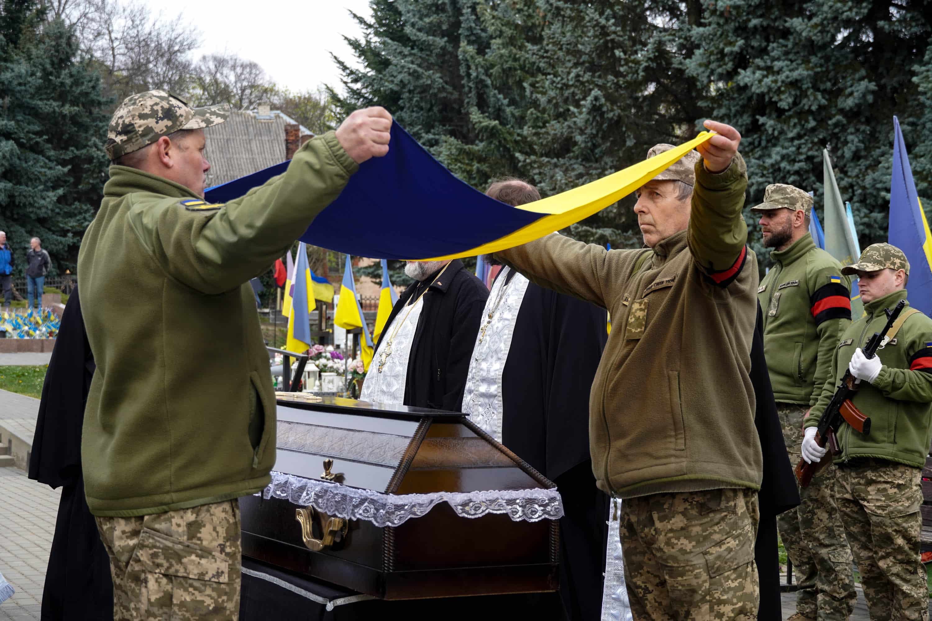В Ужгороді сьогодні попрощалися із 43-річним солдатом Олександром Луцьом