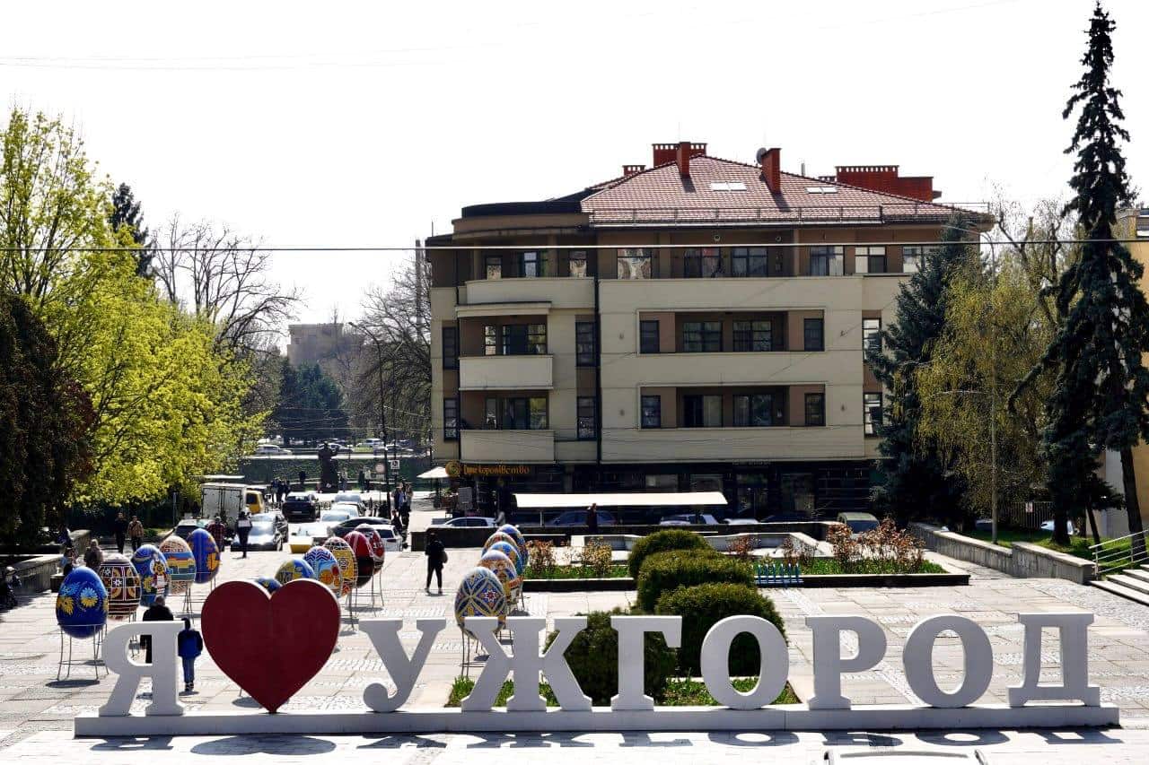 В Ужгороді на площі Поштовій відкрили виставку Великодніх писанок