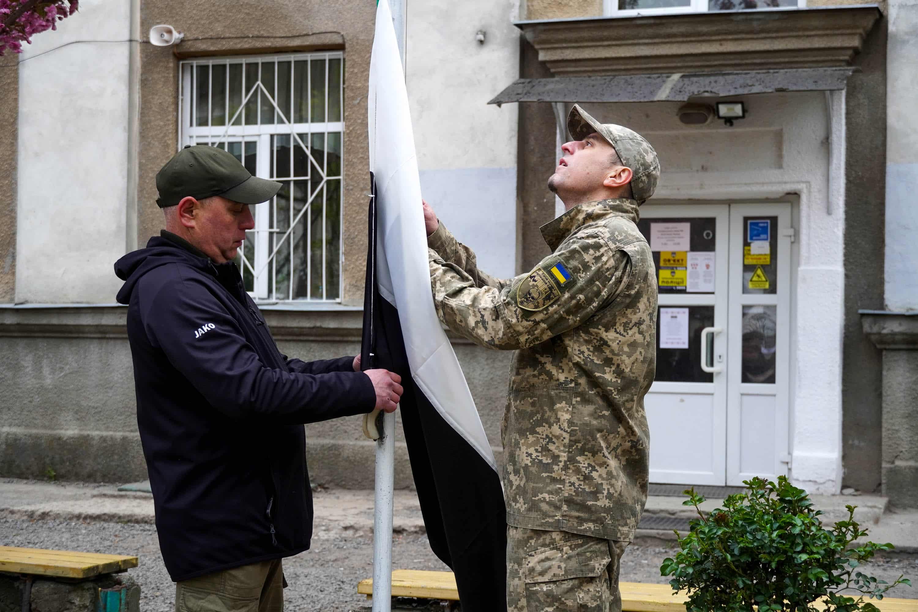 В Ужгородському ліцеї №5 імені Івана Чендея підняли Прапор Надії