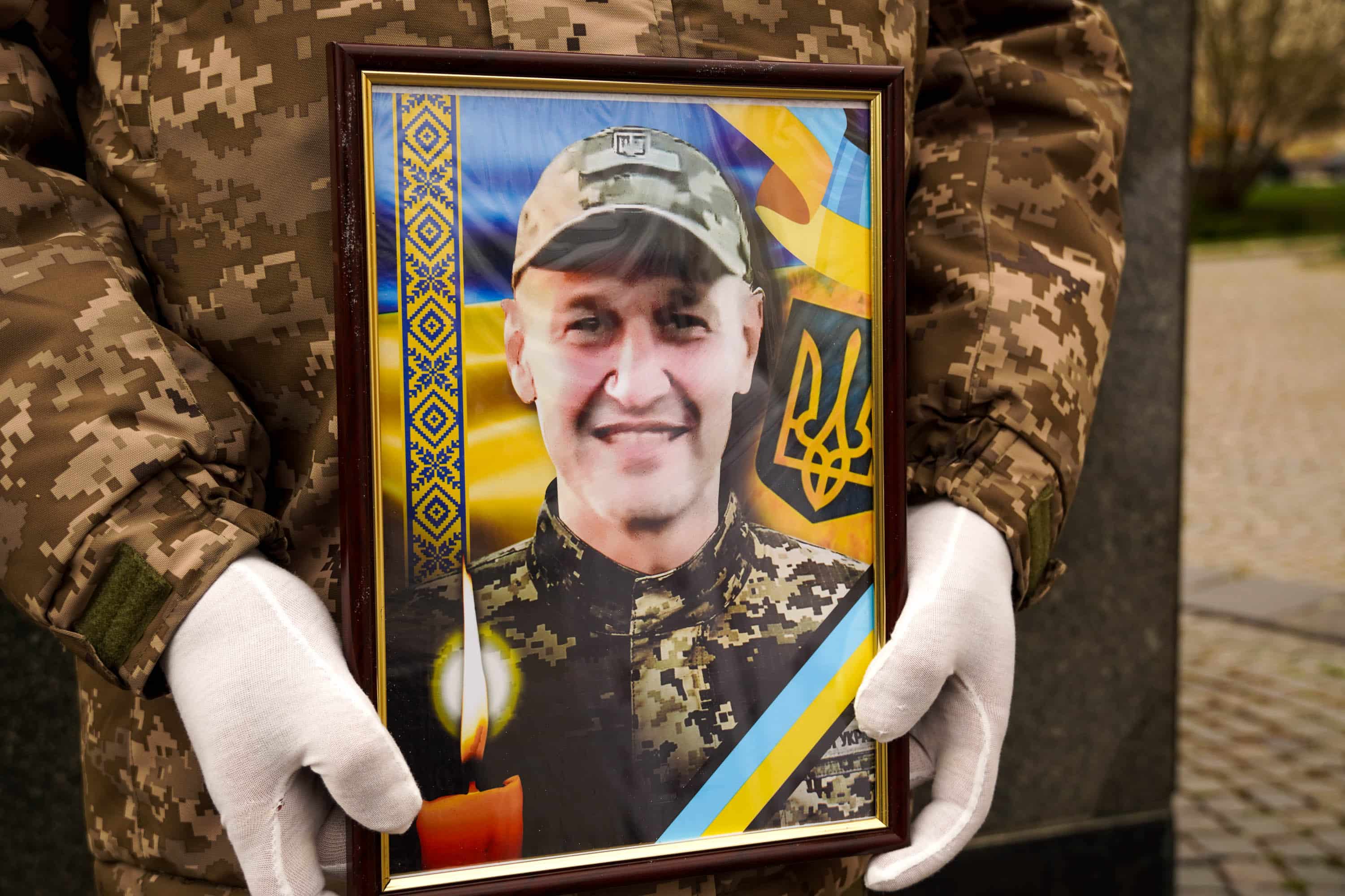 В Ужгороді сьогодні попрощалися із 47-річним сержантом Віталієм Бичаком