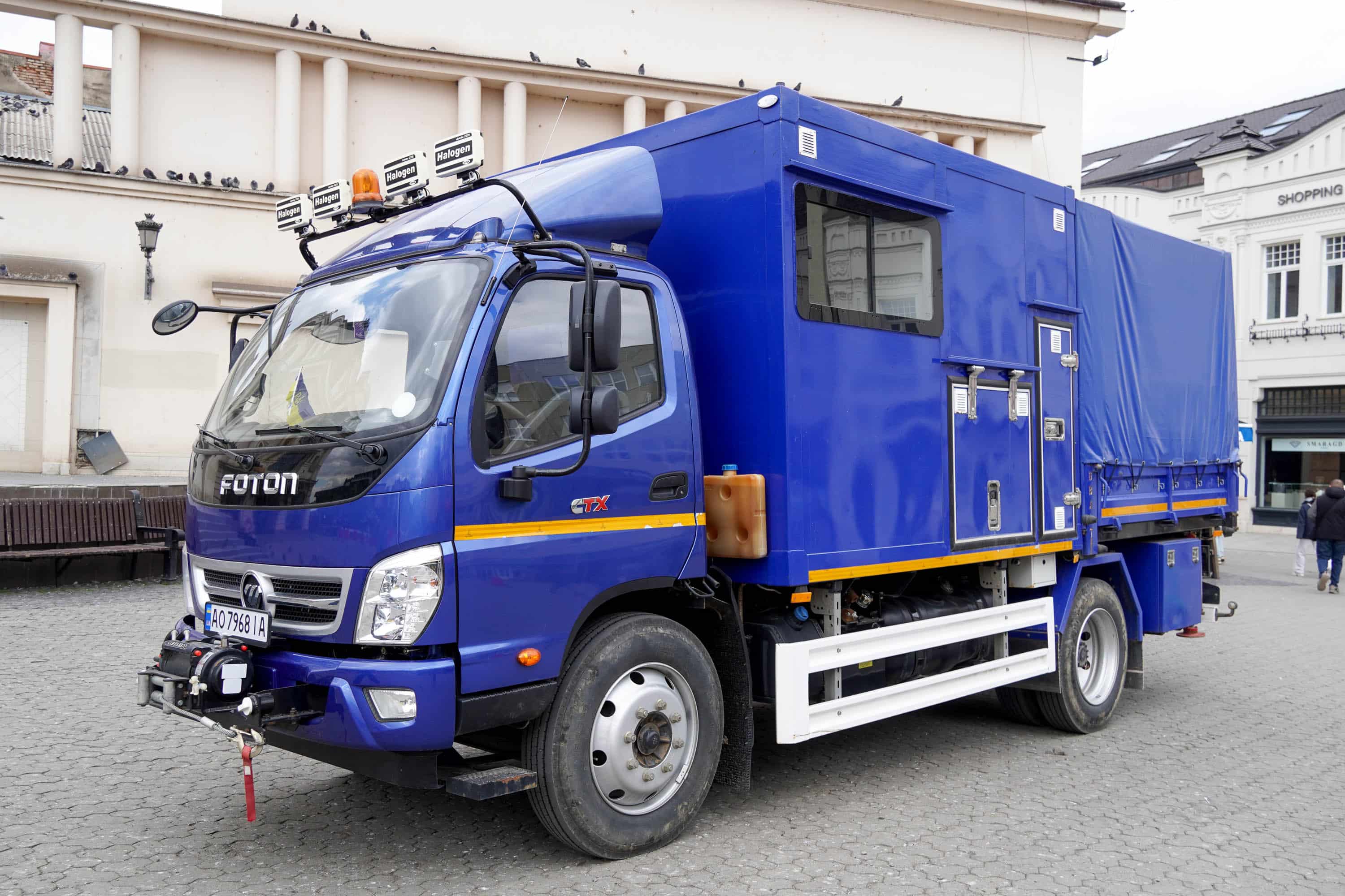 На площі Театральній в Ужгороді продовжують роботи до санації каналізаційного колектора