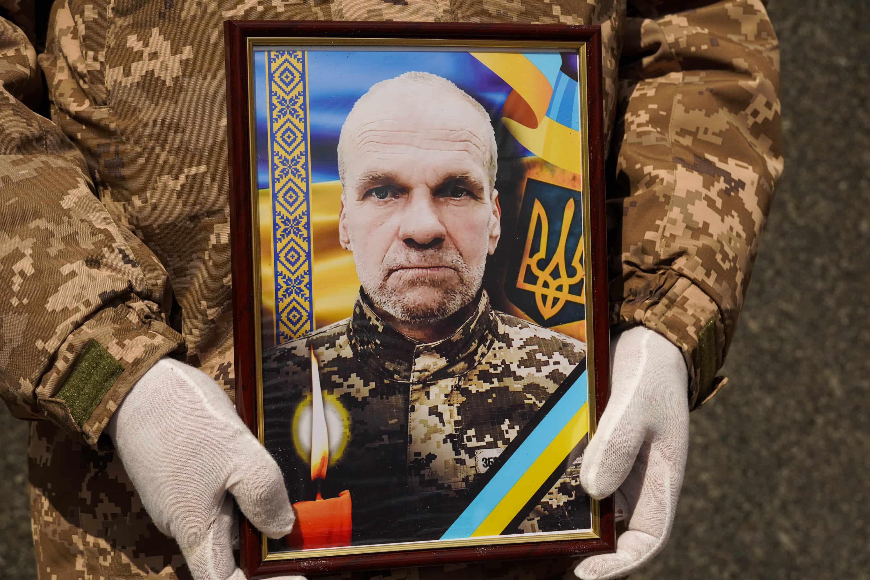 В Ужгороді сьогодні попрощалися із 51-річним солдатом, стрільцем-снайпером Тарасом Балогою