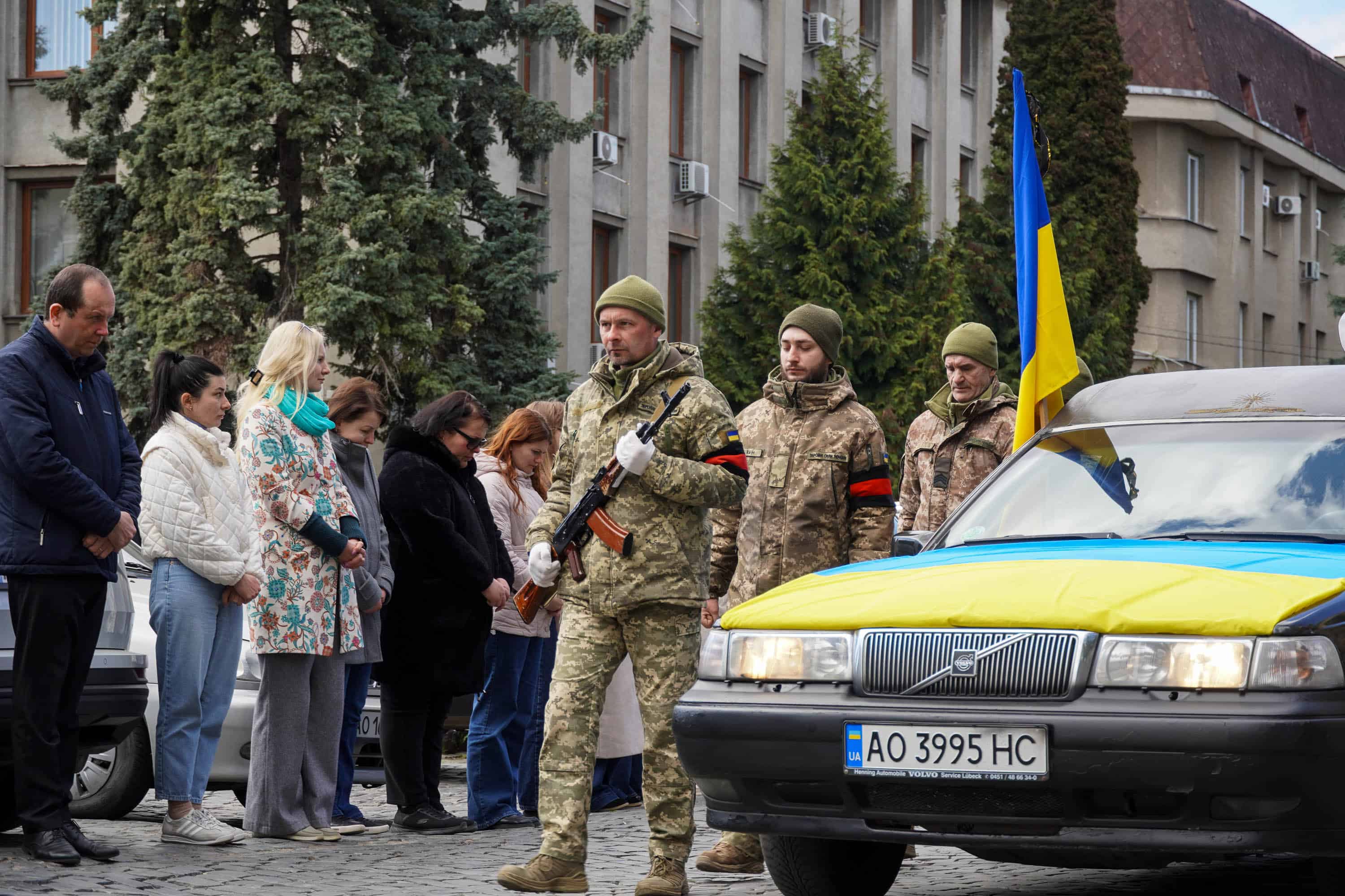 В Ужгороді сьогодні попрощалися із 51-річним солдатом, стрільцем-снайпером Тарасом Балогою