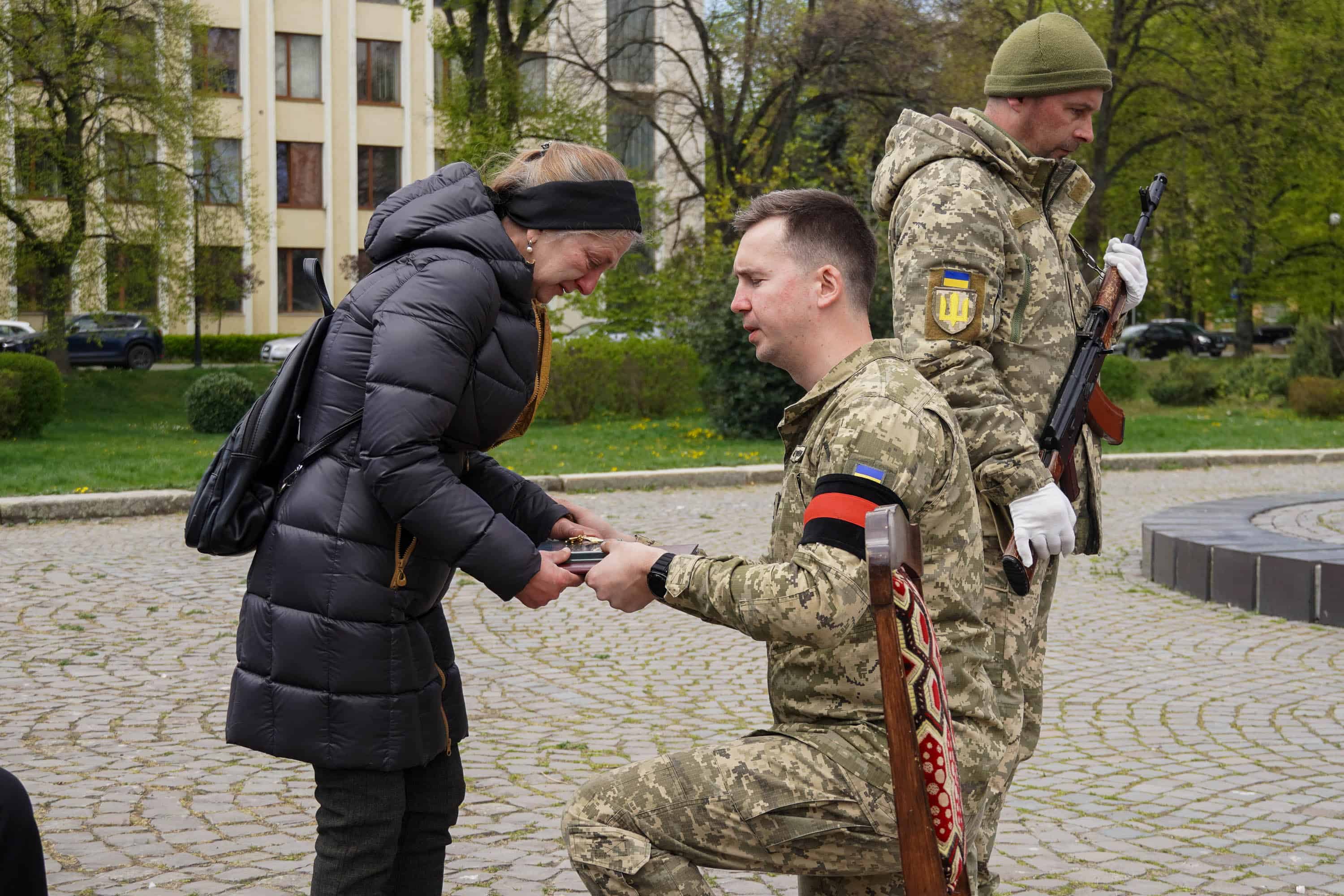 В Ужгороді сьогодні попрощалися із 51-річним солдатом, стрільцем-снайпером Тарасом Балогою