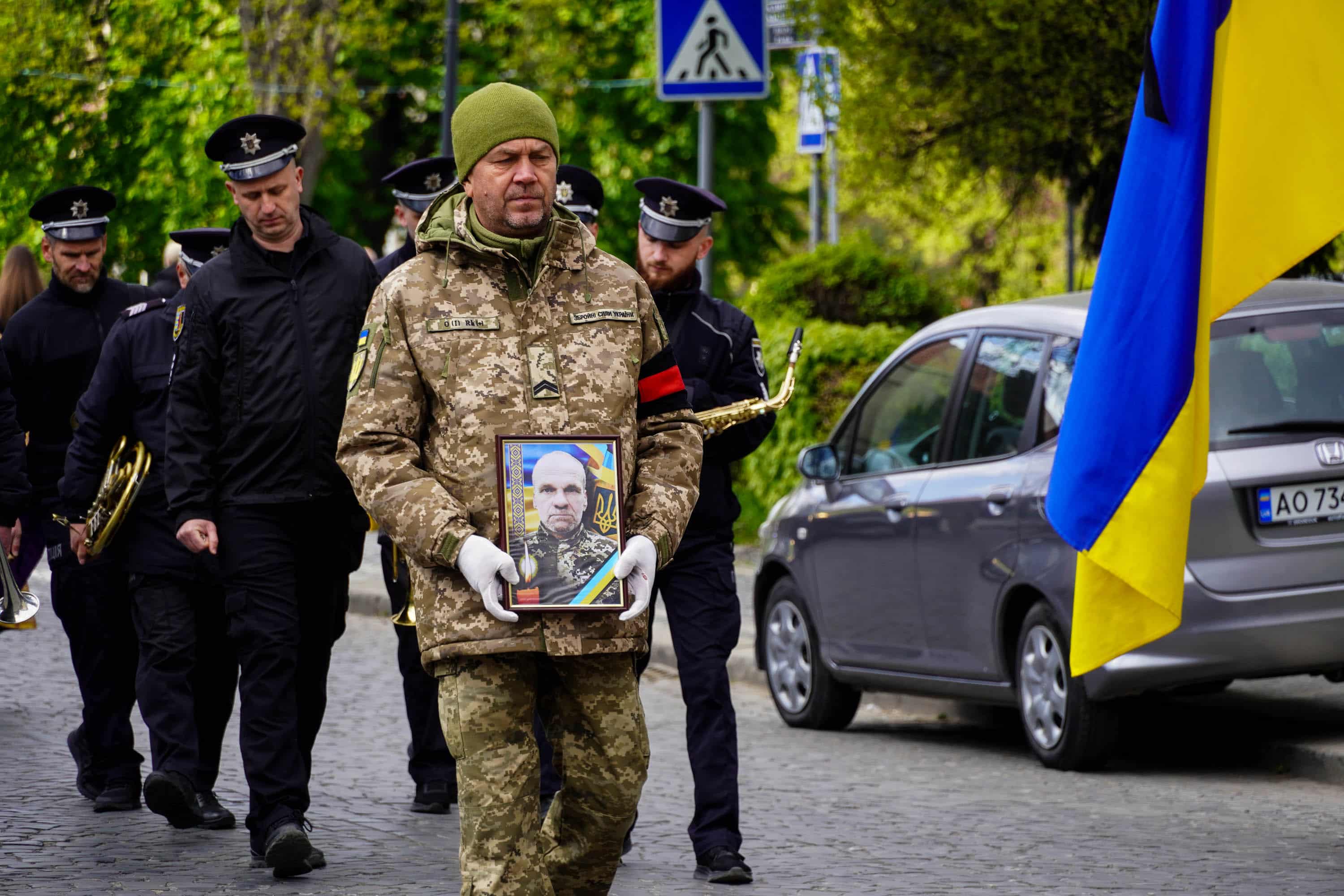 В Ужгороді сьогодні попрощалися із 51-річним солдатом, стрільцем-снайпером Тарасом Балогою