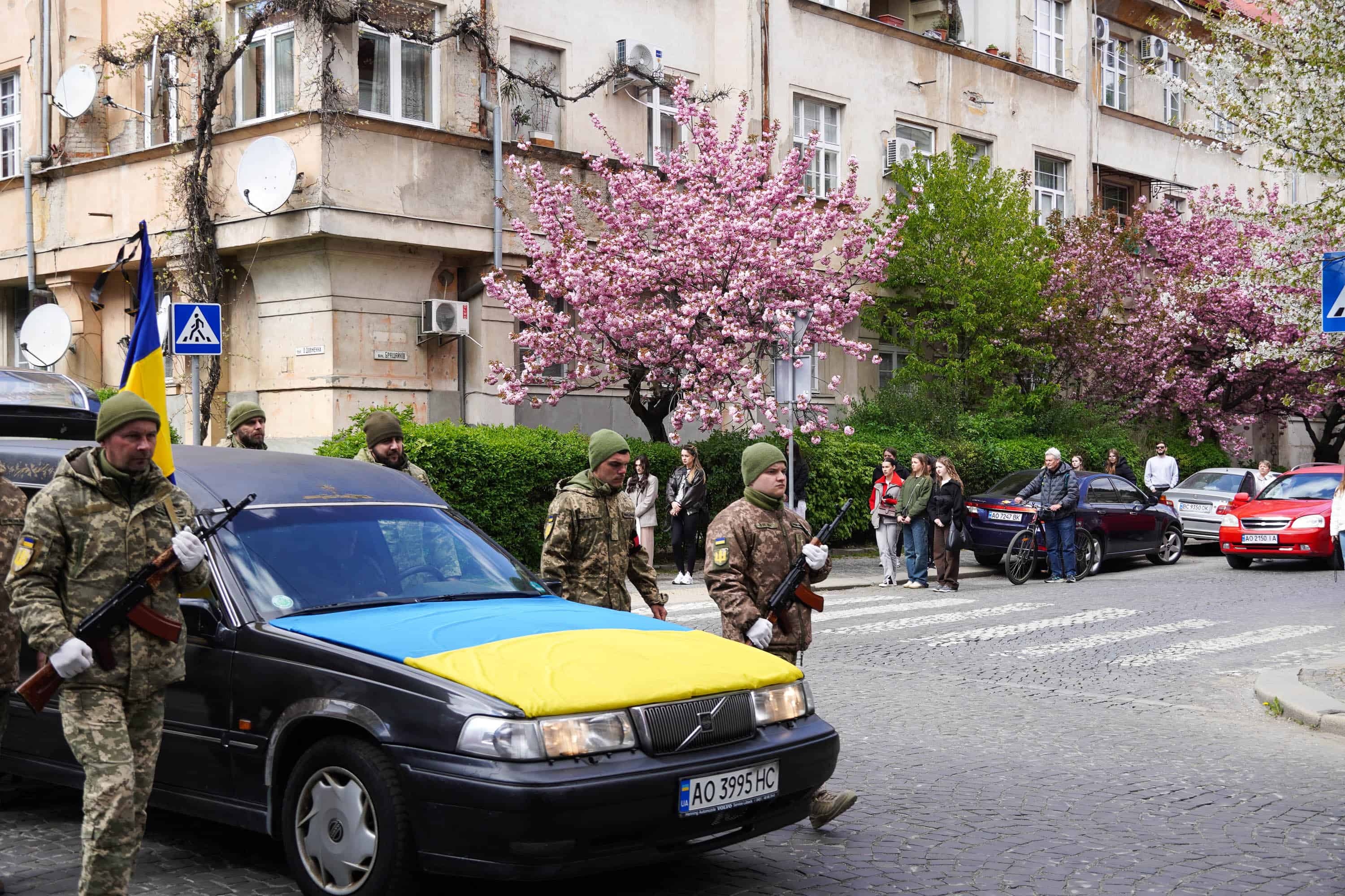 В Ужгороді сьогодні попрощалися із 51-річним солдатом, стрільцем-снайпером Тарасом Балогою