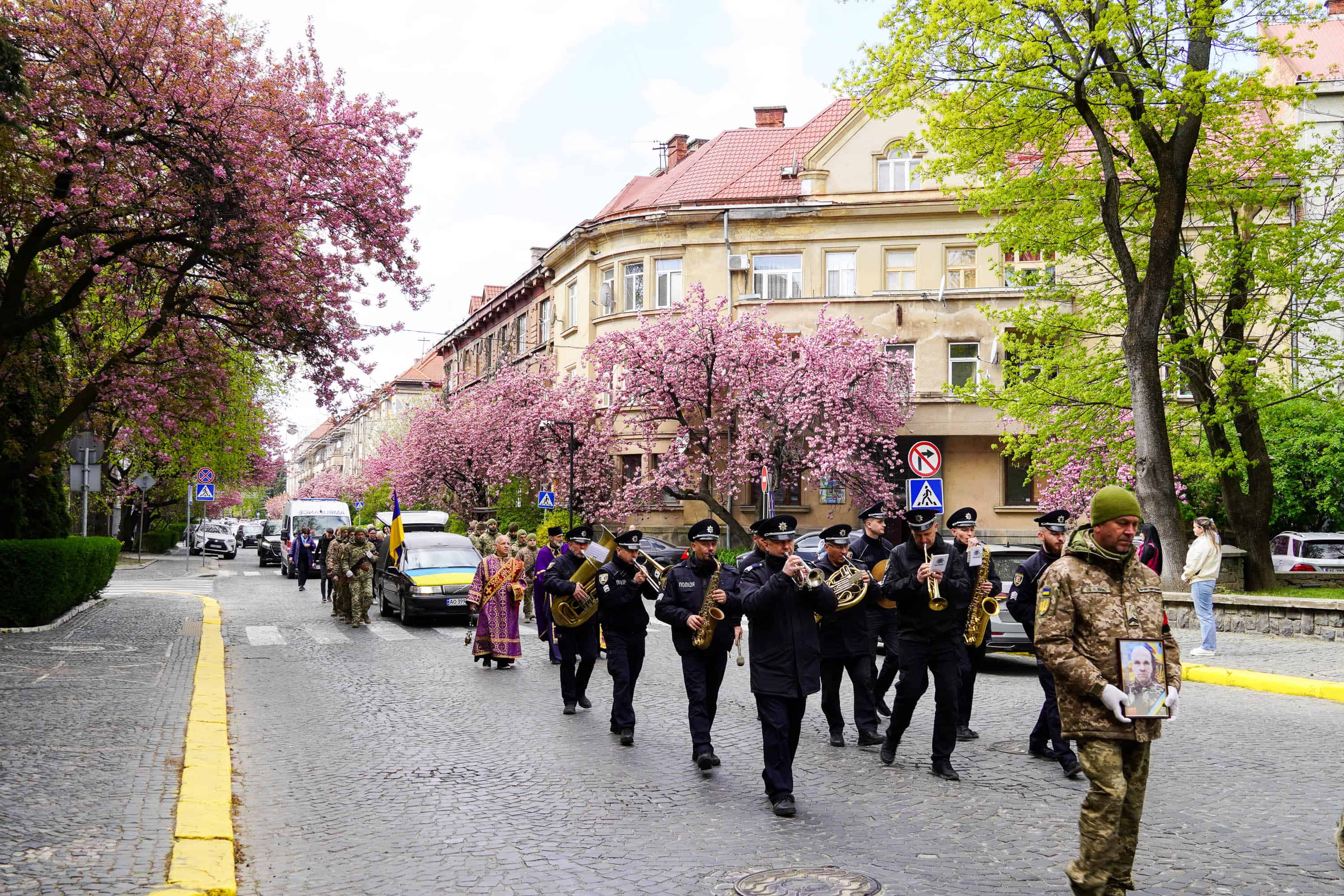 В Ужгороді сьогодні попрощалися із 51-річним солдатом, стрільцем-снайпером Тарасом Балогою