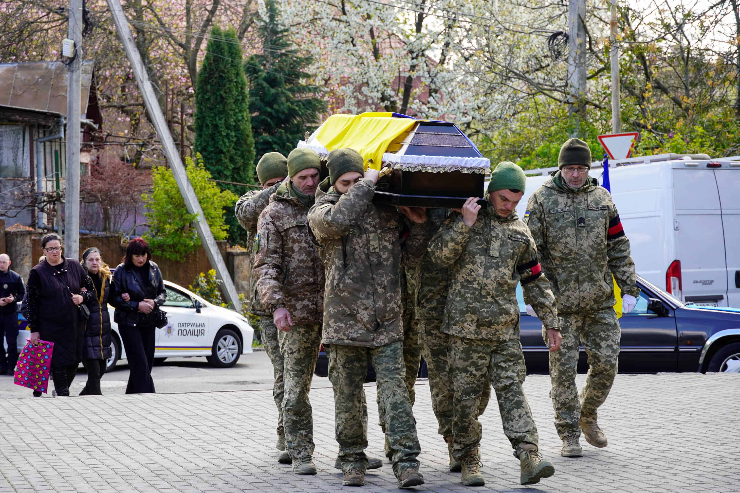 В Ужгороді сьогодні попрощалися із 51-річним солдатом, стрільцем-снайпером Тарасом Балогою