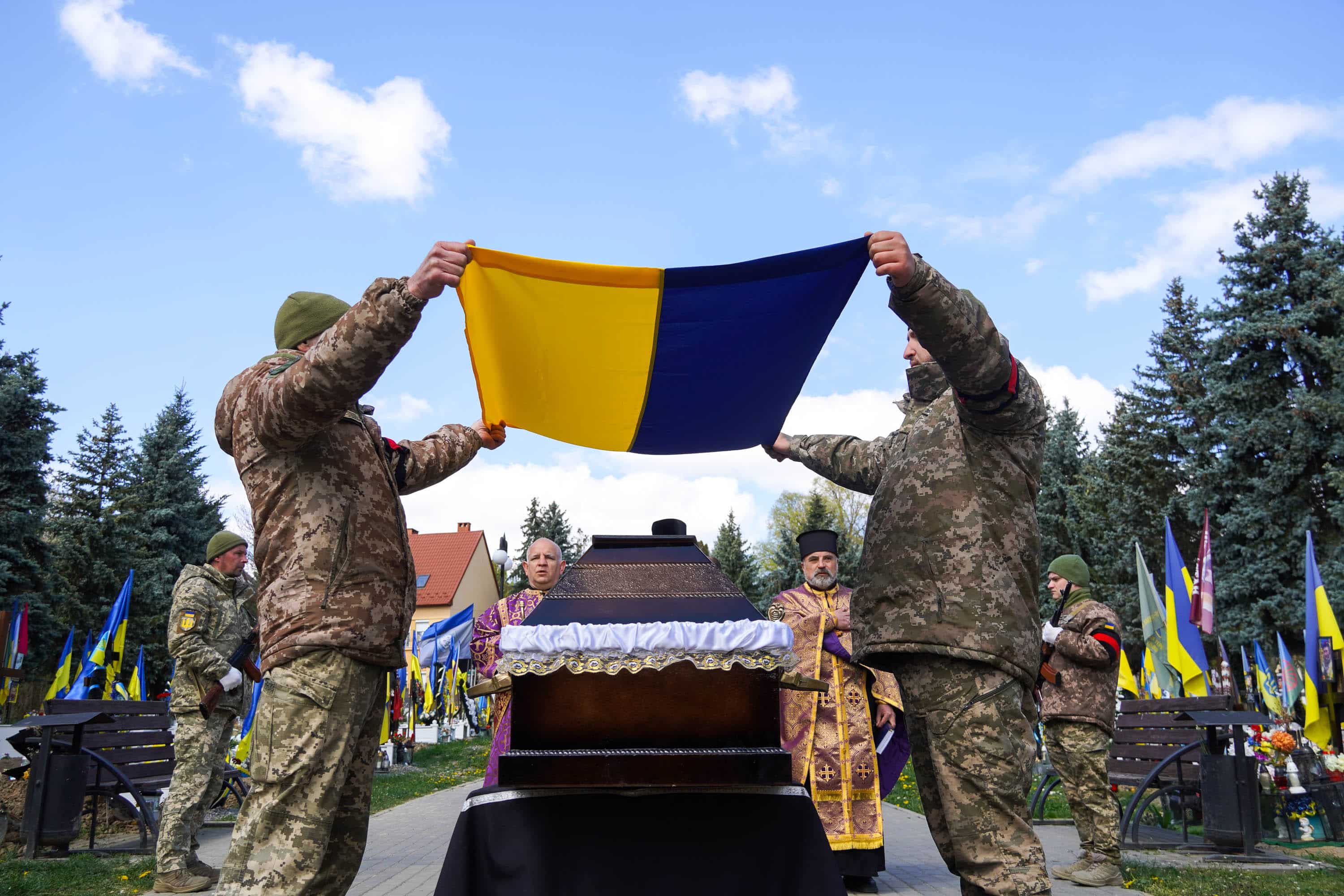 В Ужгороді сьогодні попрощалися із 51-річним солдатом, стрільцем-снайпером Тарасом Балогою