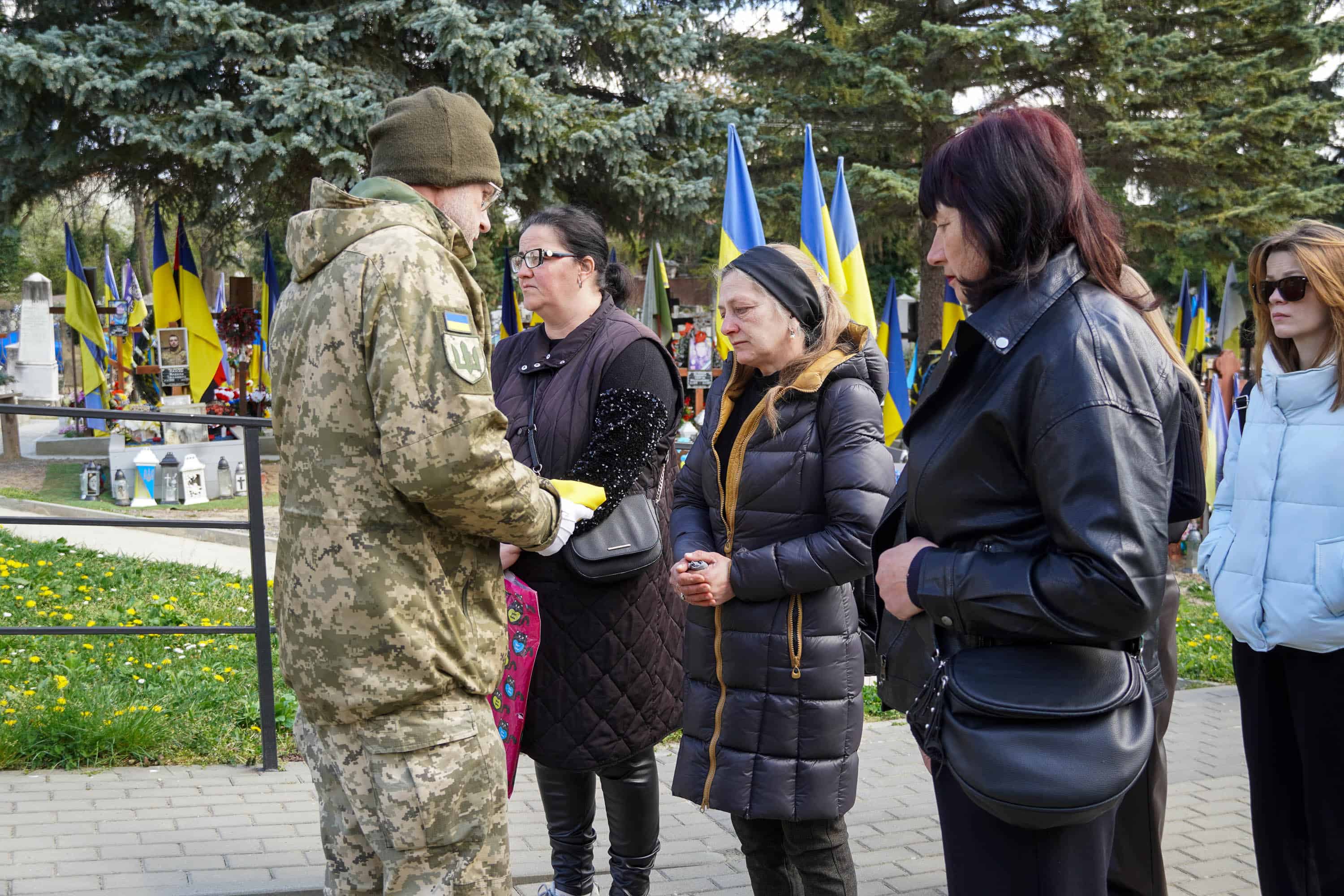 В Ужгороді сьогодні попрощалися із 51-річним солдатом, стрільцем-снайпером Тарасом Балогою