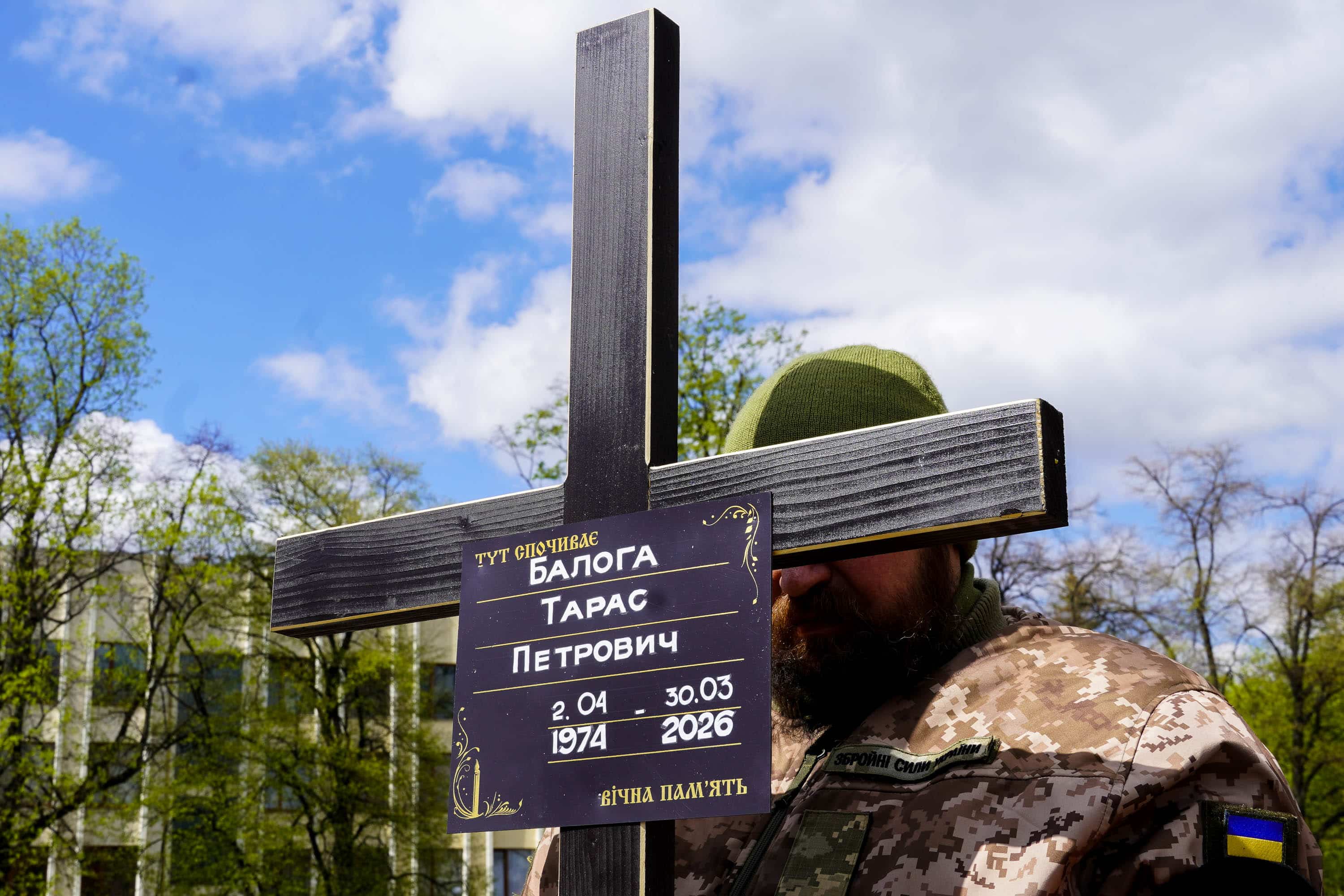 В Ужгороді сьогодні попрощалися із 51-річним солдатом, стрільцем-снайпером Тарасом Балогою