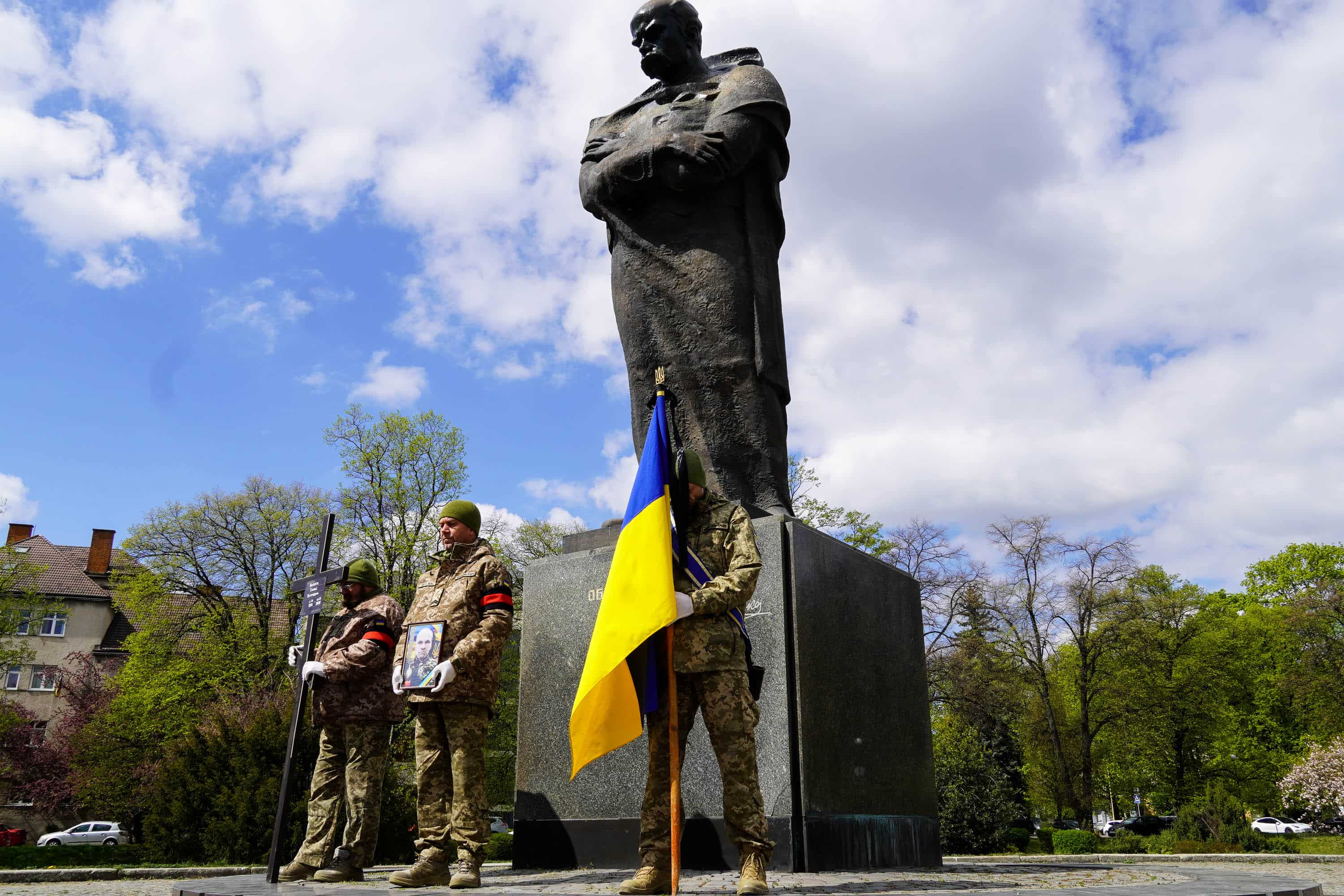 В Ужгороді сьогодні попрощалися із 51-річним солдатом, стрільцем-снайпером Тарасом Балогою