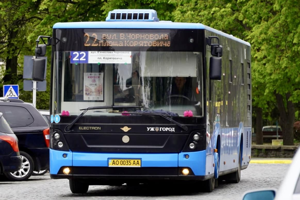 Міські автобуси в Ужгороді прикрасили декоративними квітками сакури 