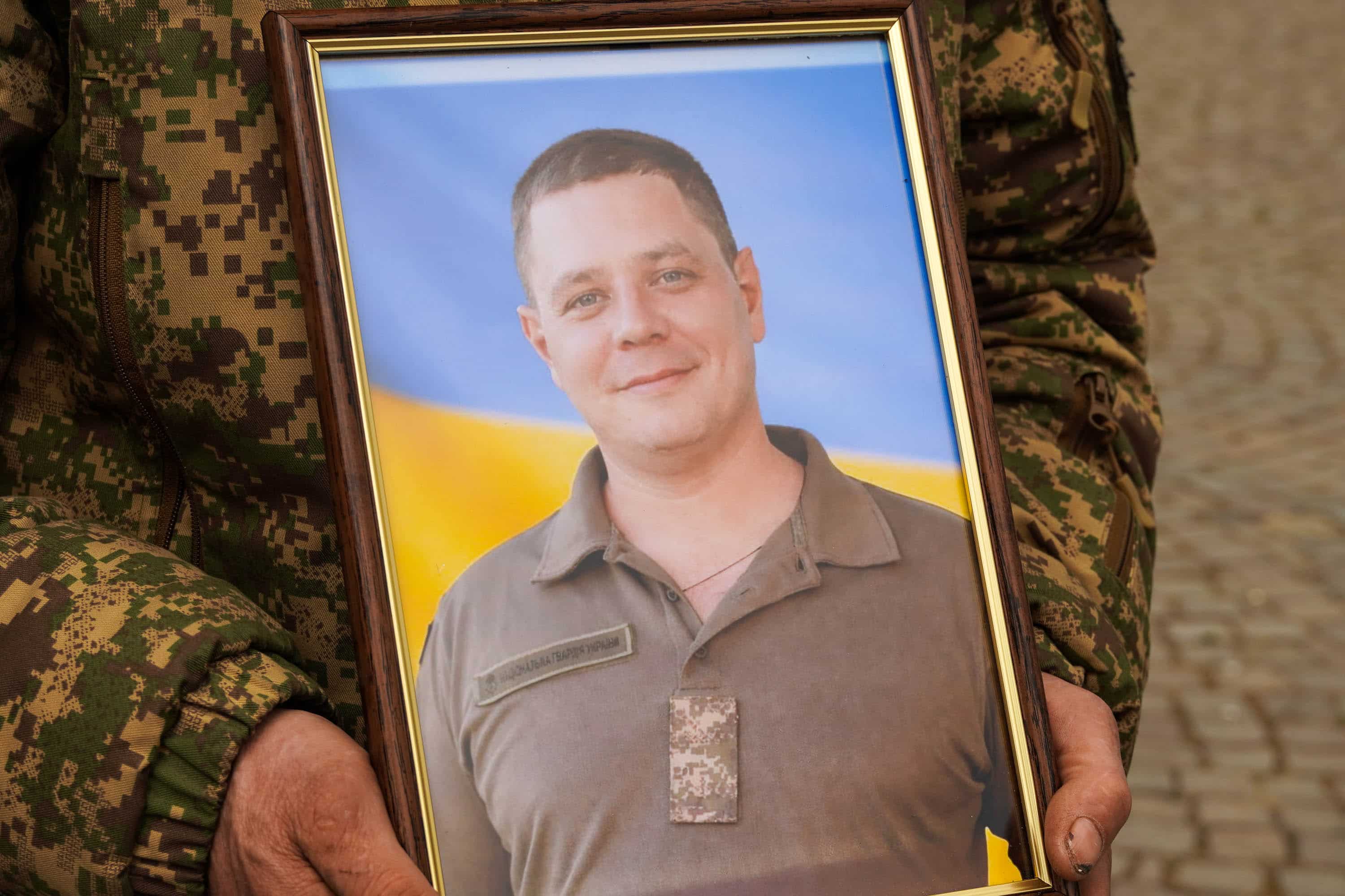 В Ужгороді сьогодні попрощалися із молодшим сержантом Національної гвардії України Іваном Черничком на позивний «Фізрук»