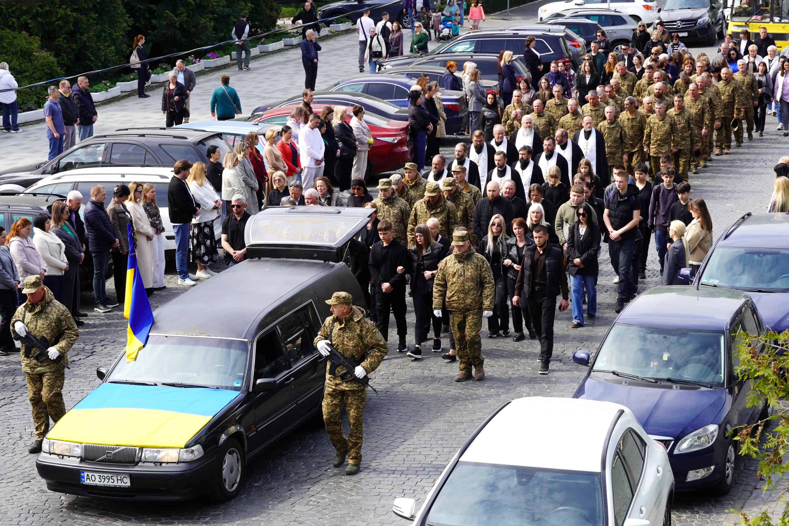 В Ужгороді сьогодні попрощалися із молодшим сержантом Національної гвардії України Іваном Черничком на позивний «Фізрук»