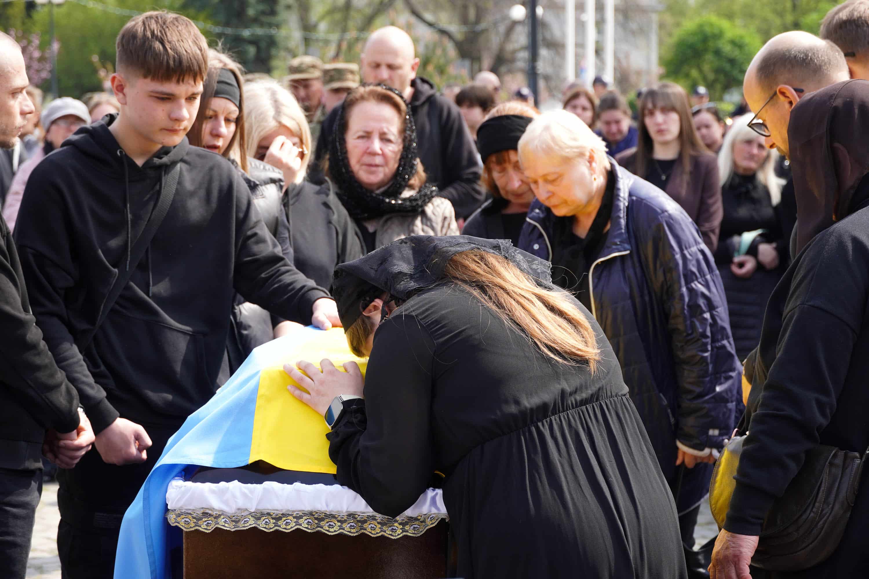 В Ужгороді сьогодні попрощалися із молодшим сержантом Національної гвардії України Іваном Черничком на позивний «Фізрук»