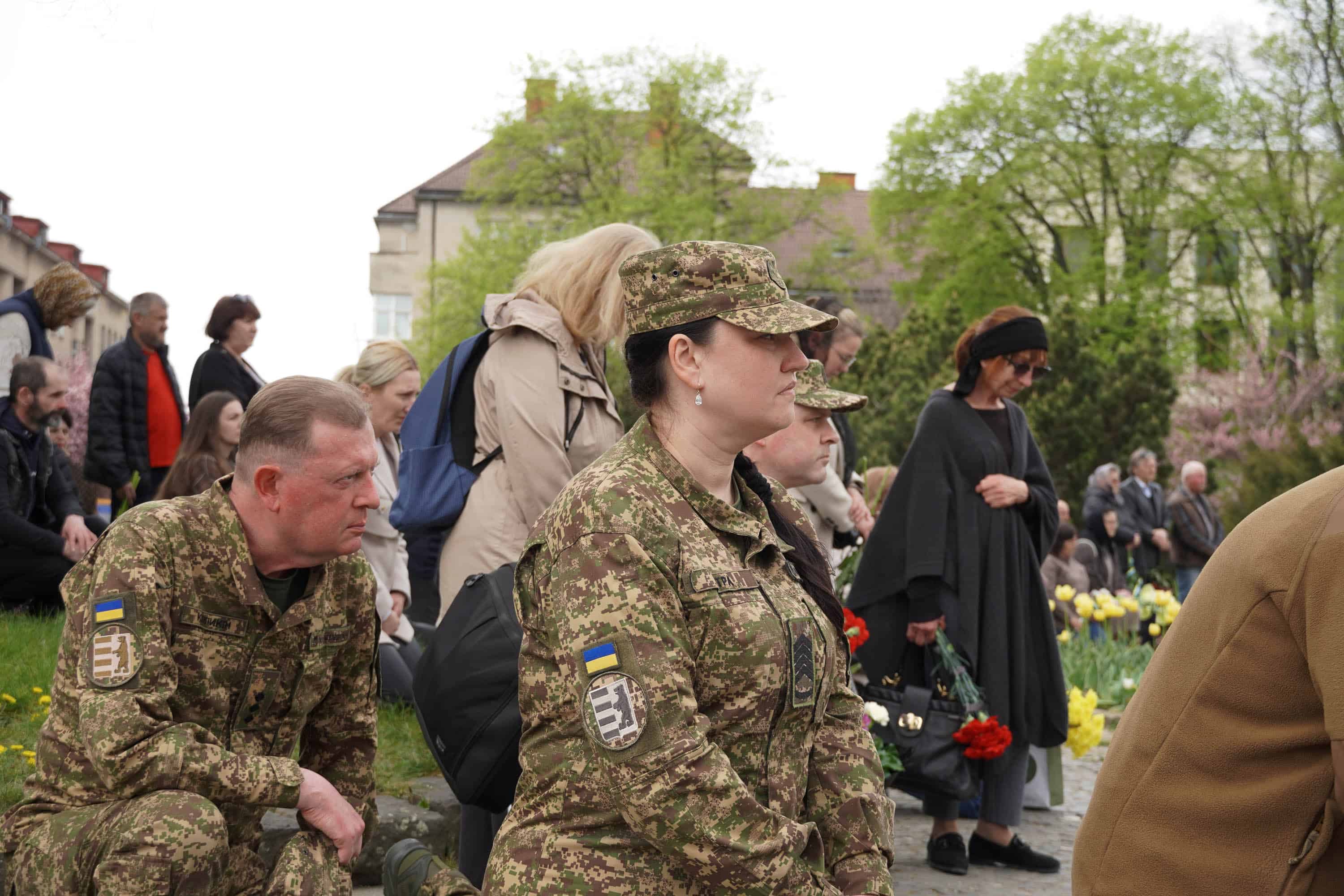 В Ужгороді сьогодні попрощалися із молодшим сержантом Національної гвардії України Іваном Черничком на позивний «Фізрук»