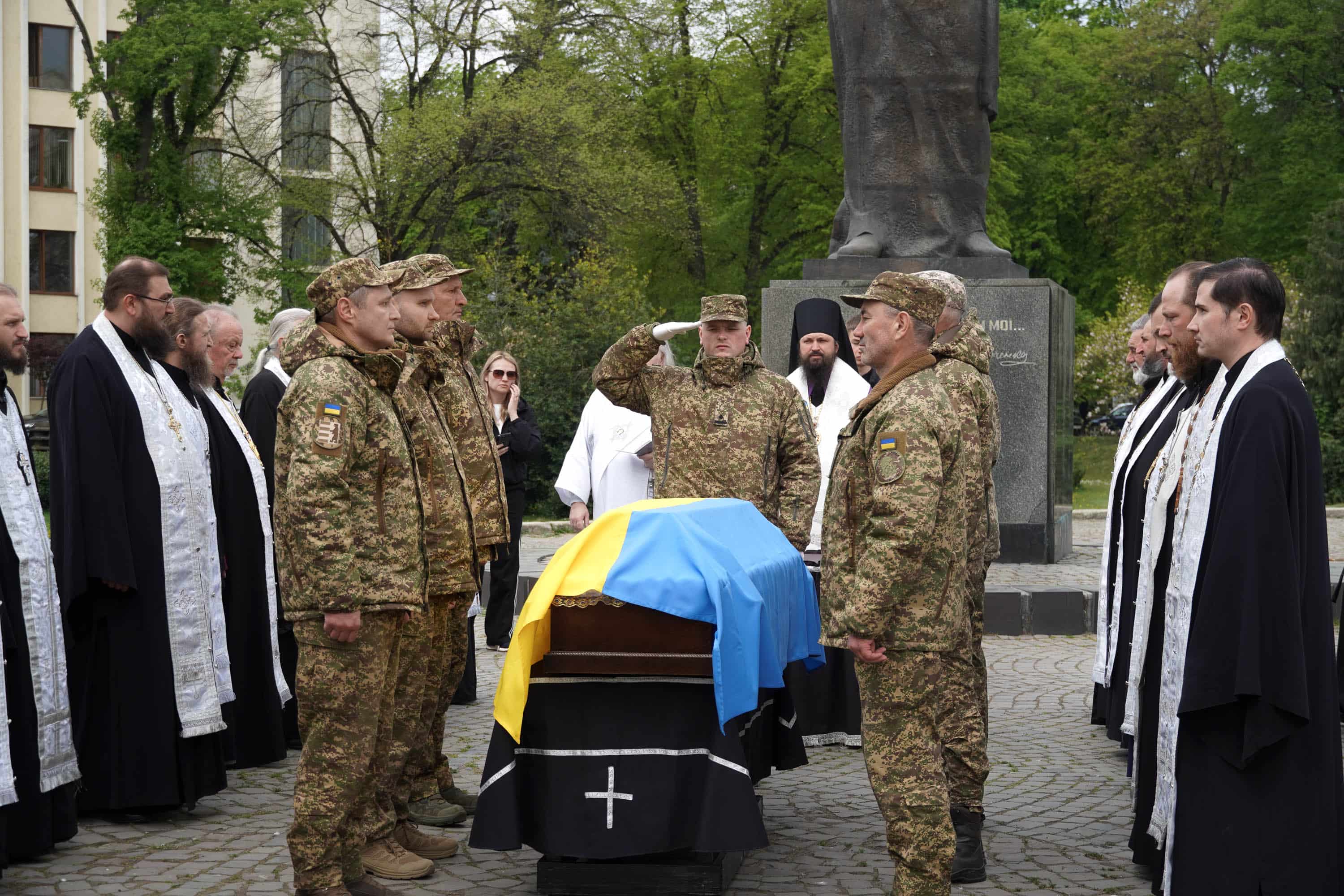 В Ужгороді сьогодні попрощалися із молодшим сержантом Національної гвардії України Іваном Черничком на позивний «Фізрук»