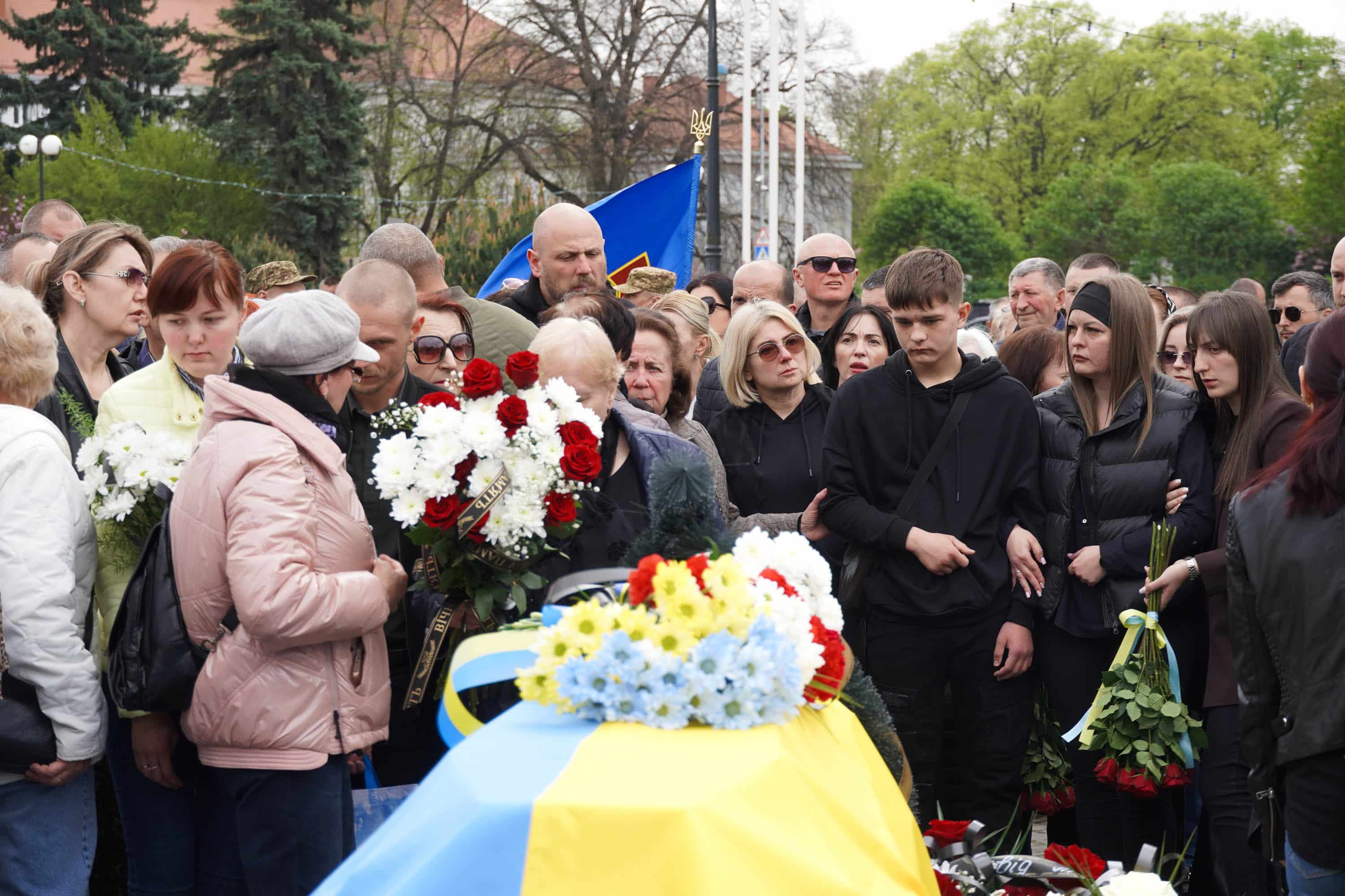 В Ужгороді сьогодні попрощалися із молодшим сержантом Національної гвардії України Іваном Черничком на позивний «Фізрук»