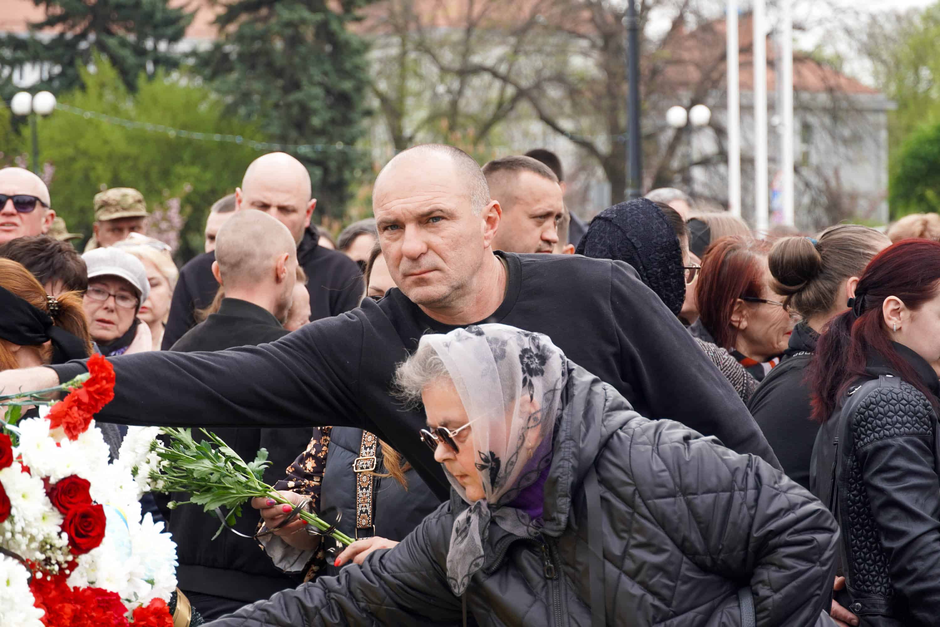В Ужгороді сьогодні попрощалися із молодшим сержантом Національної гвардії України Іваном Черничком на позивний «Фізрук»