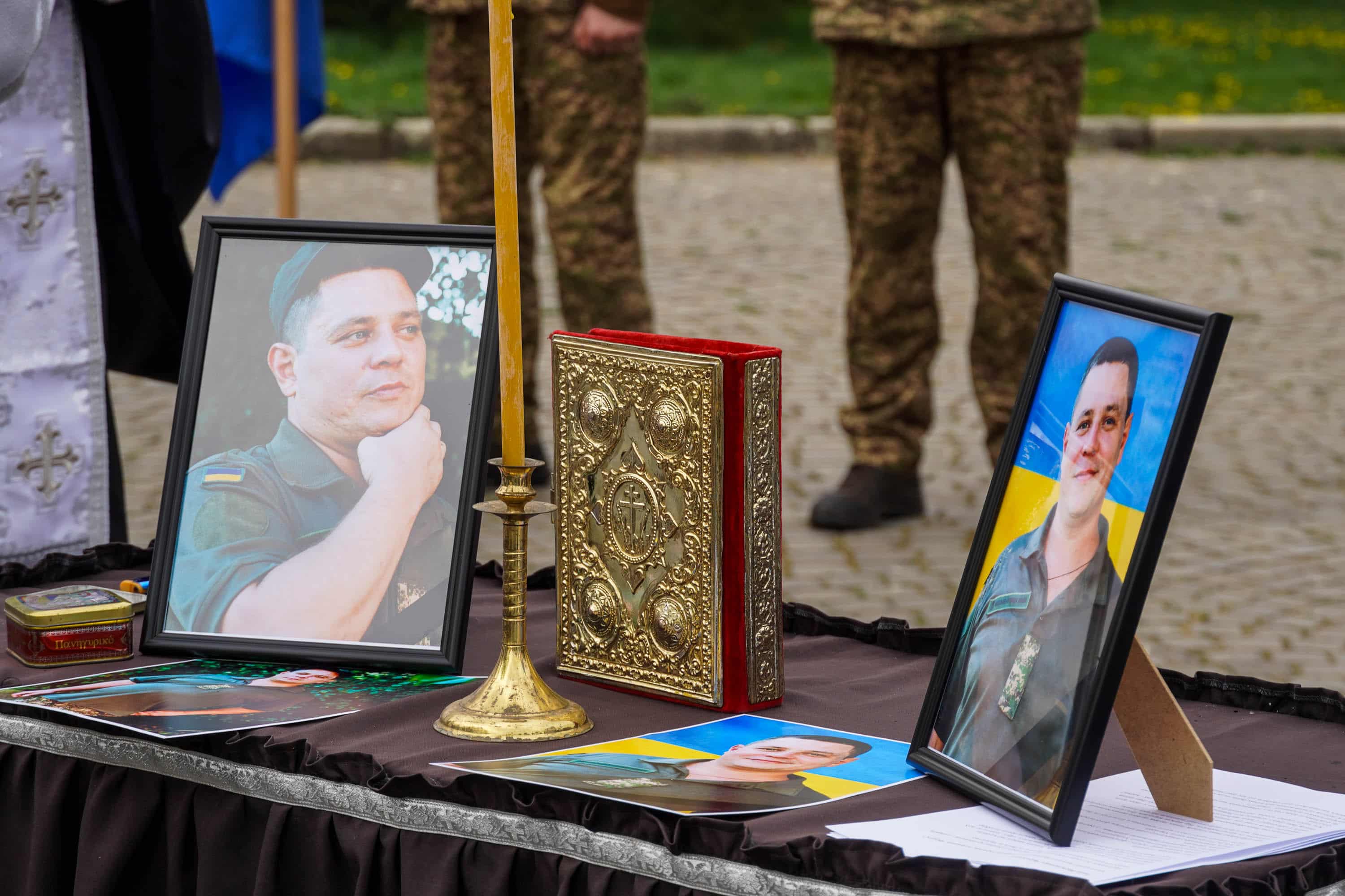 В Ужгороді сьогодні попрощалися із молодшим сержантом Національної гвардії України Іваном Черничком на позивний «Фізрук»