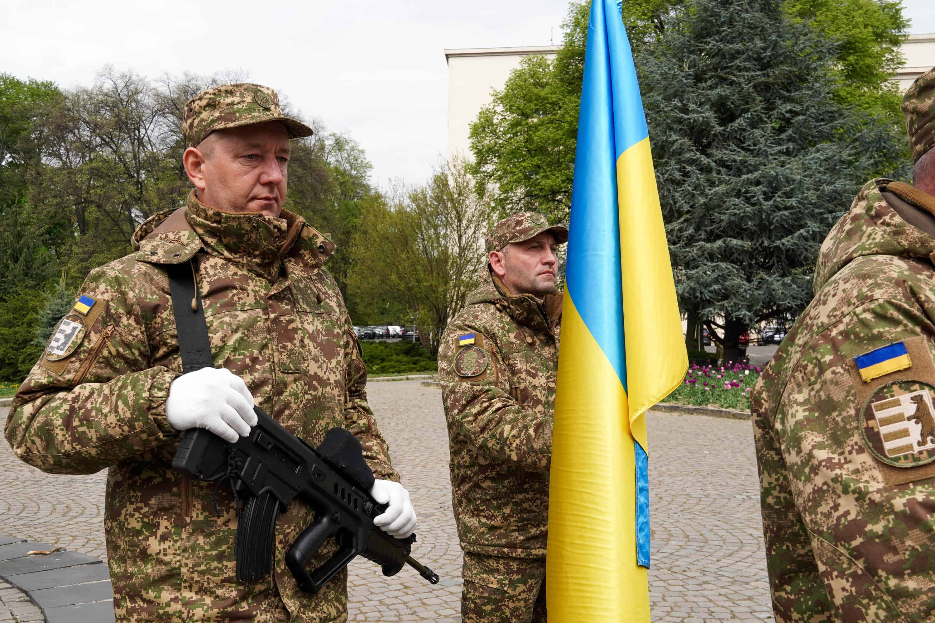 В Ужгороді сьогодні попрощалися із молодшим сержантом Національної гвардії України Іваном Черничком на позивний «Фізрук»