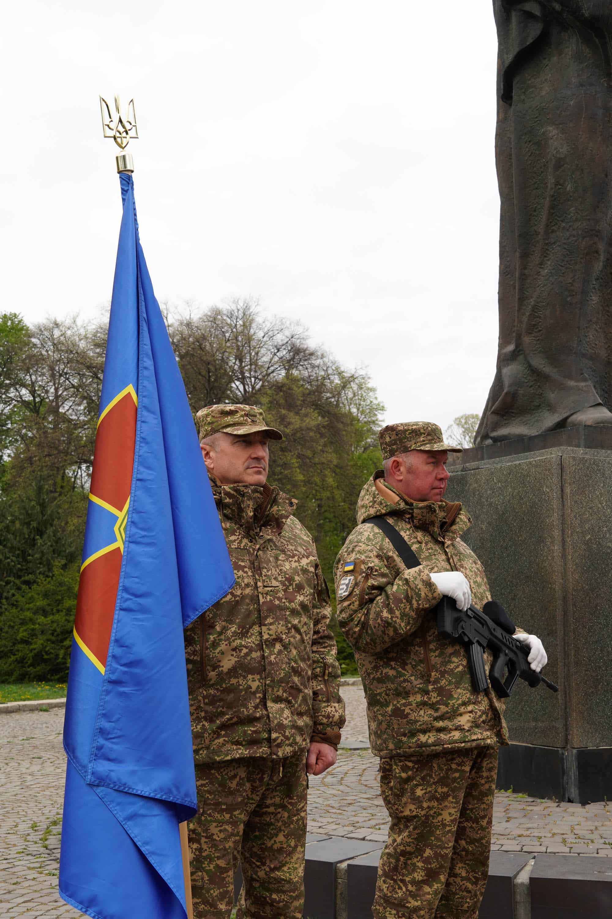 В Ужгороді сьогодні попрощалися із молодшим сержантом Національної гвардії України Іваном Черничком на позивний «Фізрук»