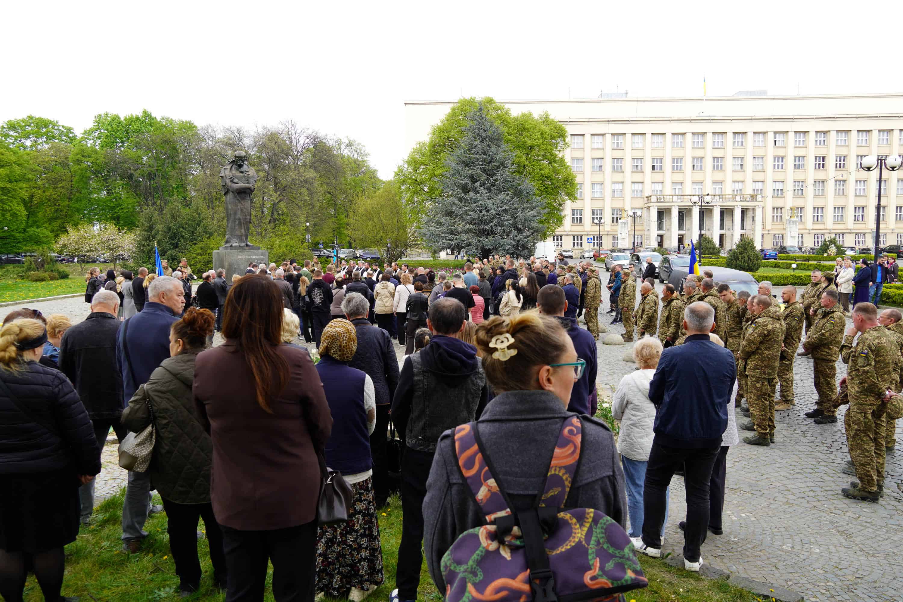 В Ужгороді сьогодні попрощалися із молодшим сержантом Національної гвардії України Іваном Черничком на позивний «Фізрук»