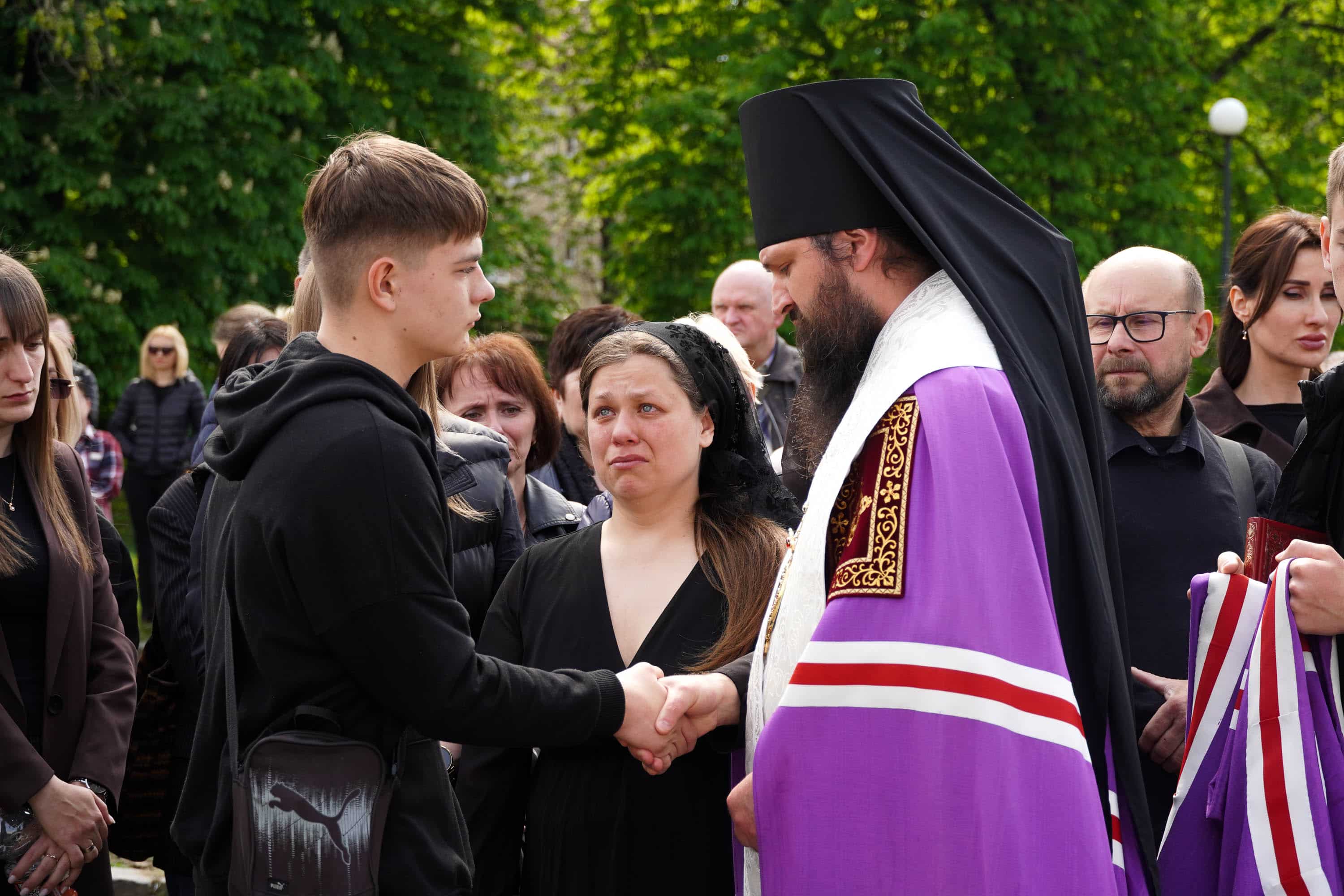 В Ужгороді сьогодні попрощалися із молодшим сержантом Національної гвардії України Іваном Черничком на позивний «Фізрук»