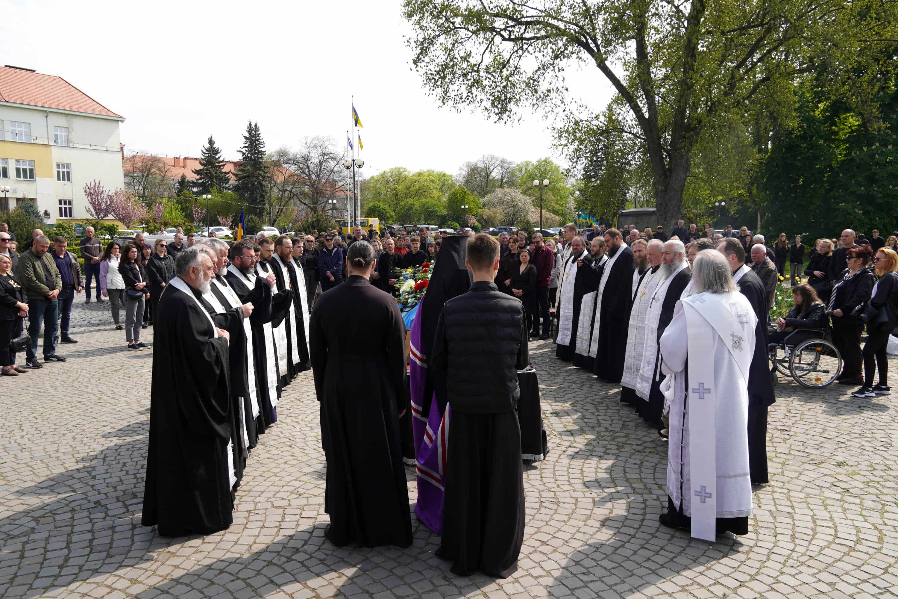 В Ужгороді сьогодні попрощалися із молодшим сержантом Національної гвардії України Іваном Черничком на позивний «Фізрук»
