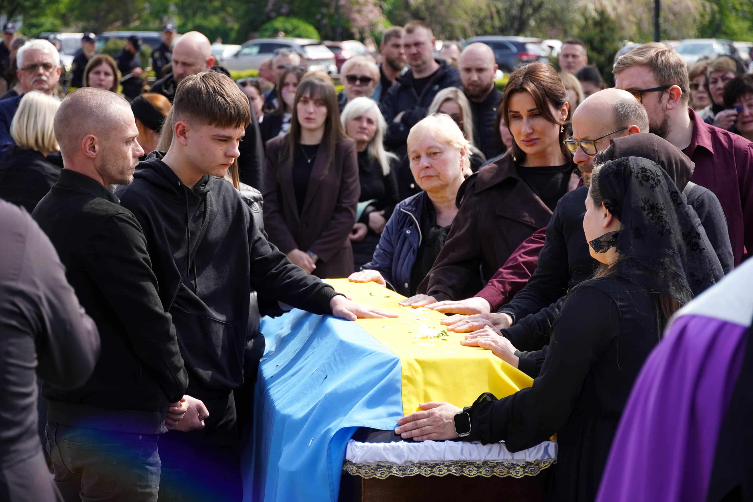 В Ужгороді сьогодні попрощалися із молодшим сержантом Національної гвардії України Іваном Черничком на позивний «Фізрук»