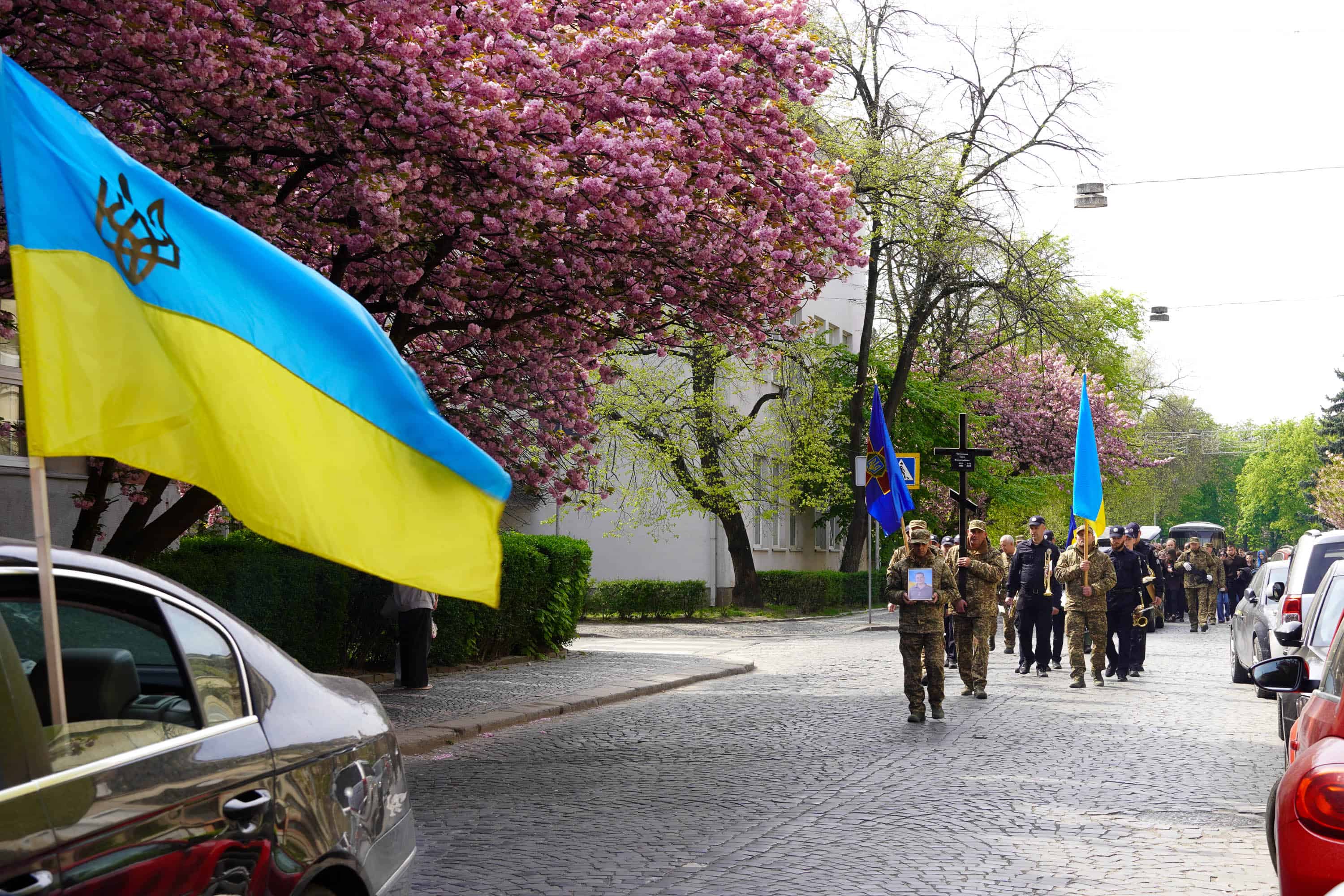 В Ужгороді сьогодні попрощалися із молодшим сержантом Національної гвардії України Іваном Черничком на позивний «Фізрук»