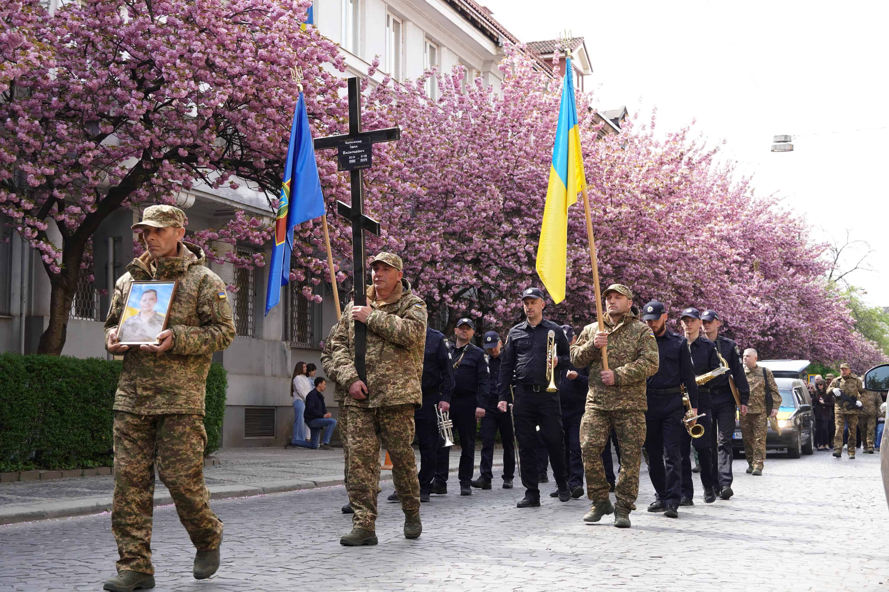 В Ужгороді сьогодні попрощалися із молодшим сержантом Національної гвардії України Іваном Черничком на позивний «Фізрук»