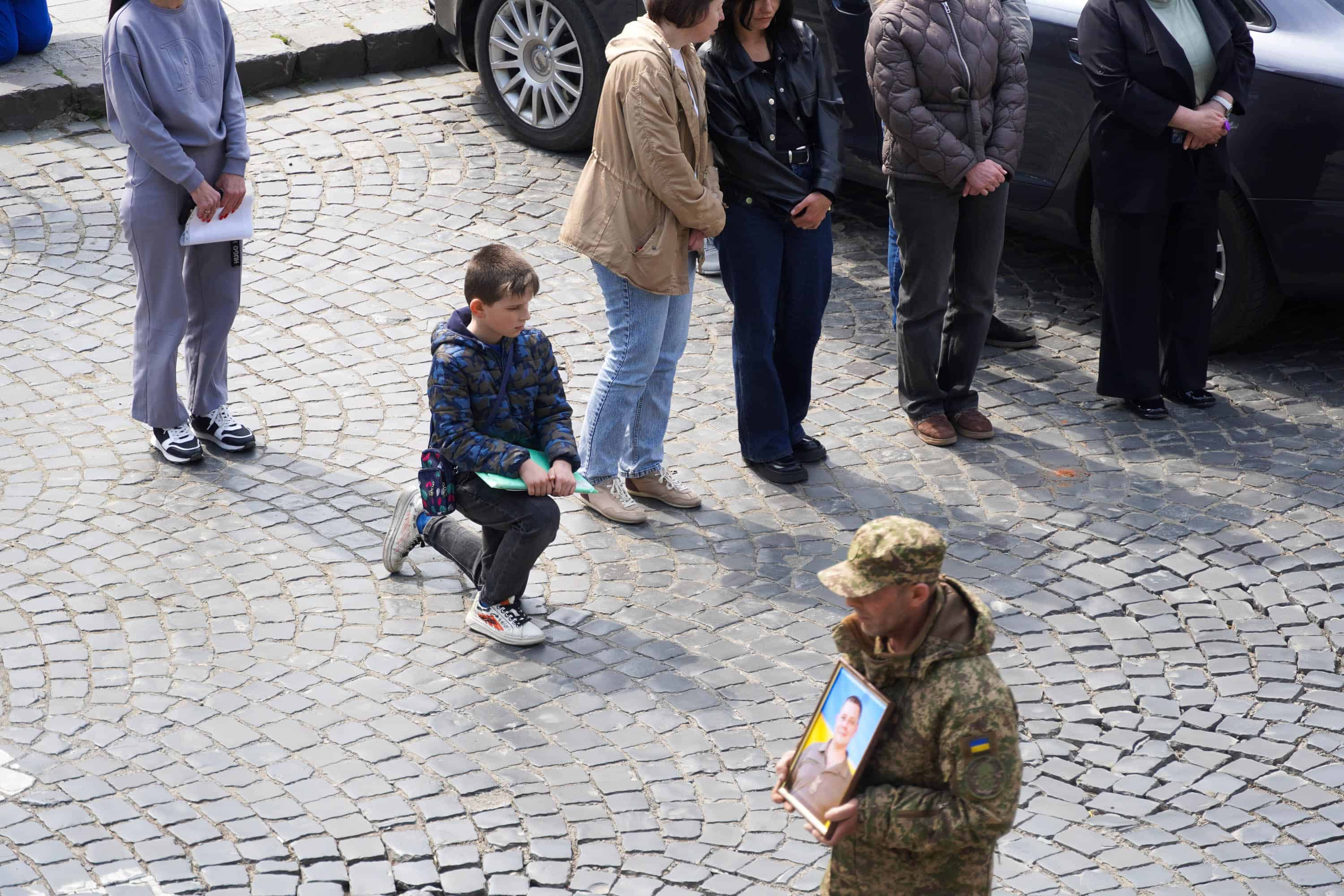 В Ужгороді сьогодні попрощалися із молодшим сержантом Національної гвардії України Іваном Черничком на позивний «Фізрук»