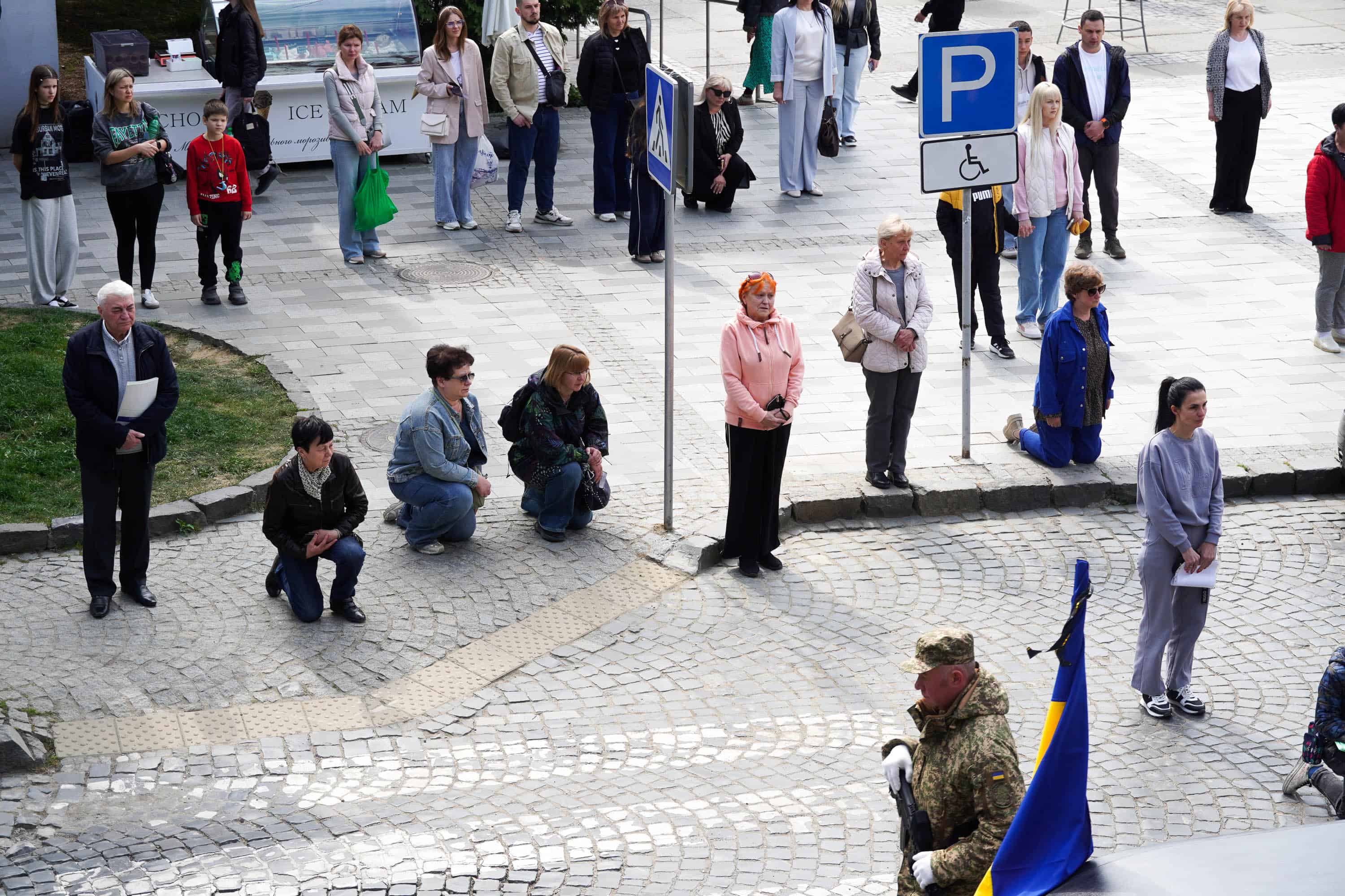 В Ужгороді сьогодні попрощалися із молодшим сержантом Національної гвардії України Іваном Черничком на позивний «Фізрук»