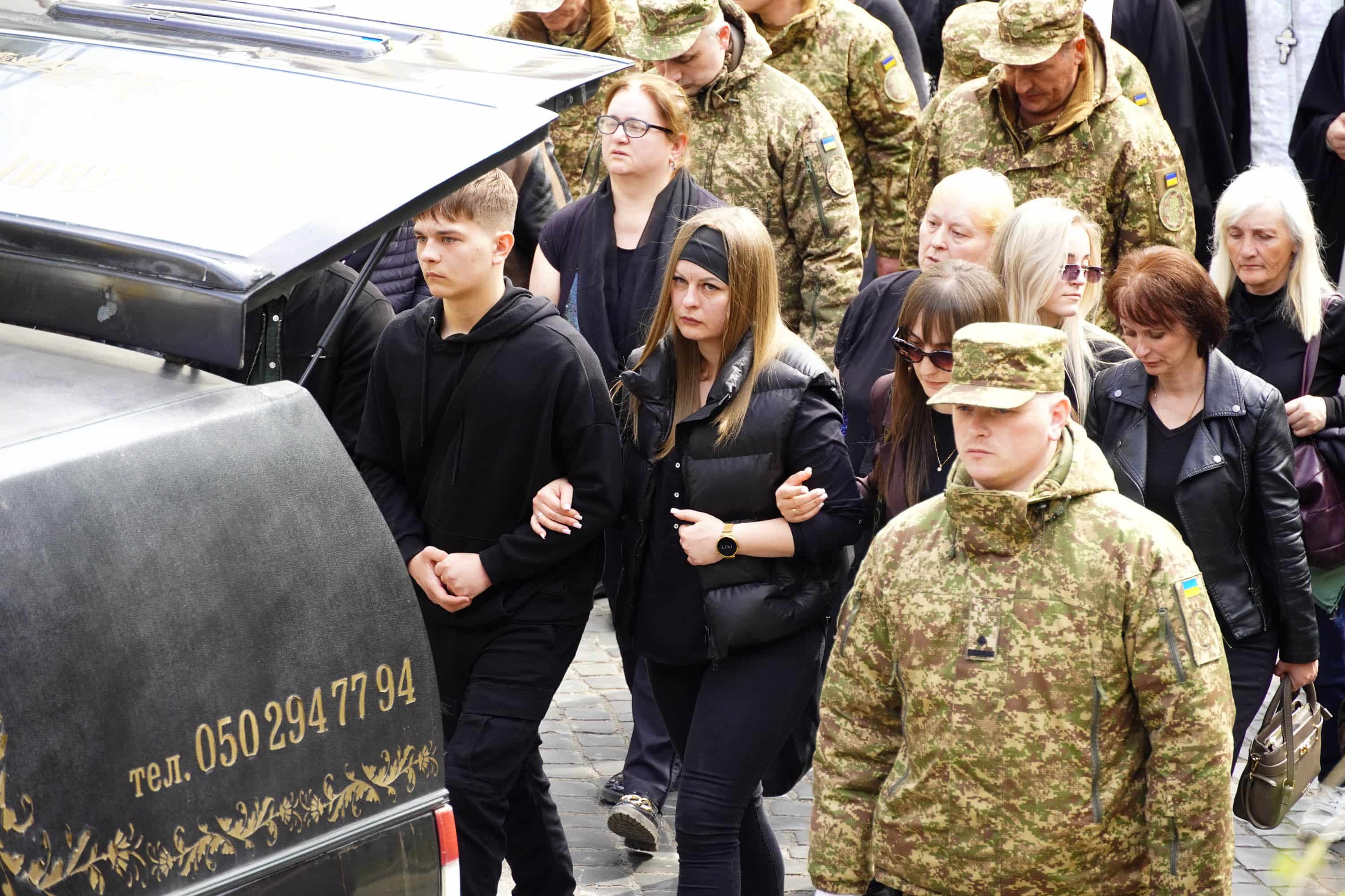 В Ужгороді сьогодні попрощалися із молодшим сержантом Національної гвардії України Іваном Черничком на позивний «Фізрук»