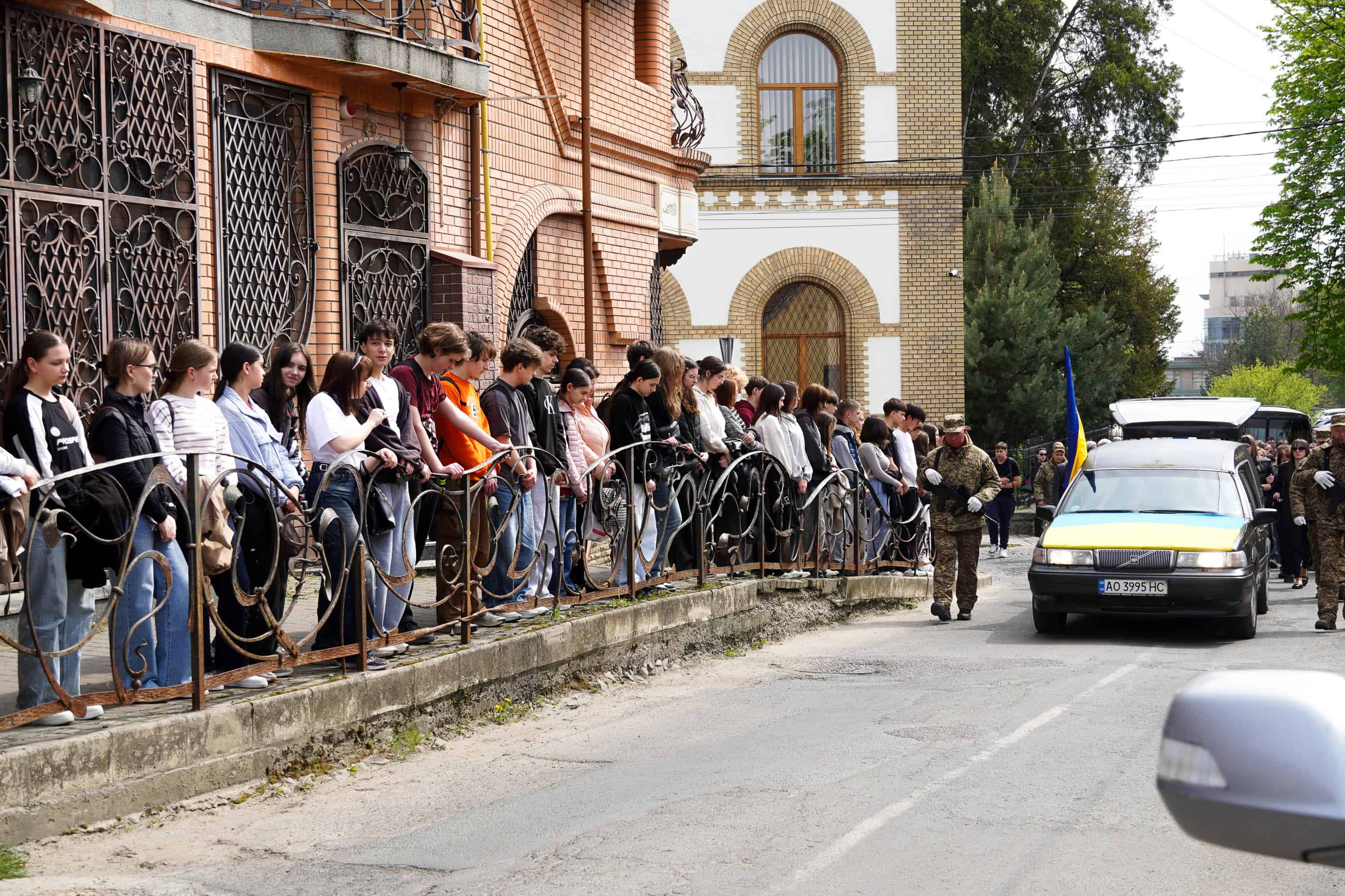 В Ужгороді сьогодні попрощалися із молодшим сержантом Національної гвардії України Іваном Черничком на позивний «Фізрук»