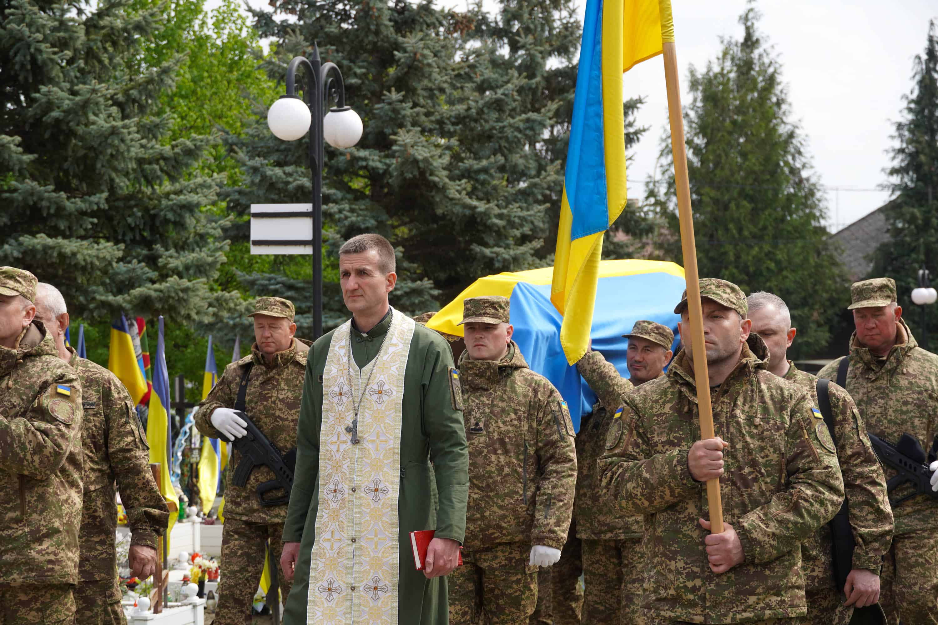 В Ужгороді сьогодні попрощалися із молодшим сержантом Національної гвардії України Іваном Черничком на позивний «Фізрук»